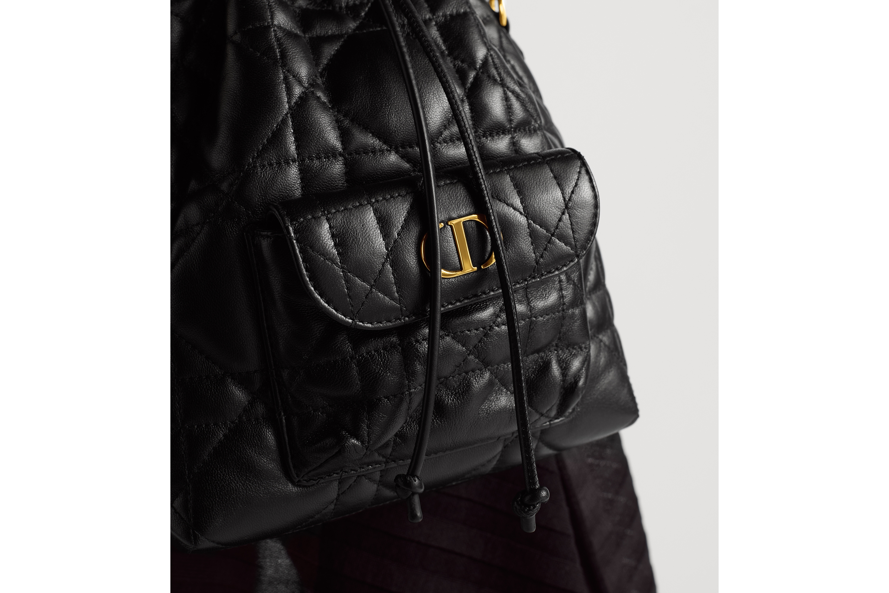 look_image_alt_prefix 小号 Dior Caro 水桶包 黑色羊皮革超大藤格纹 E06