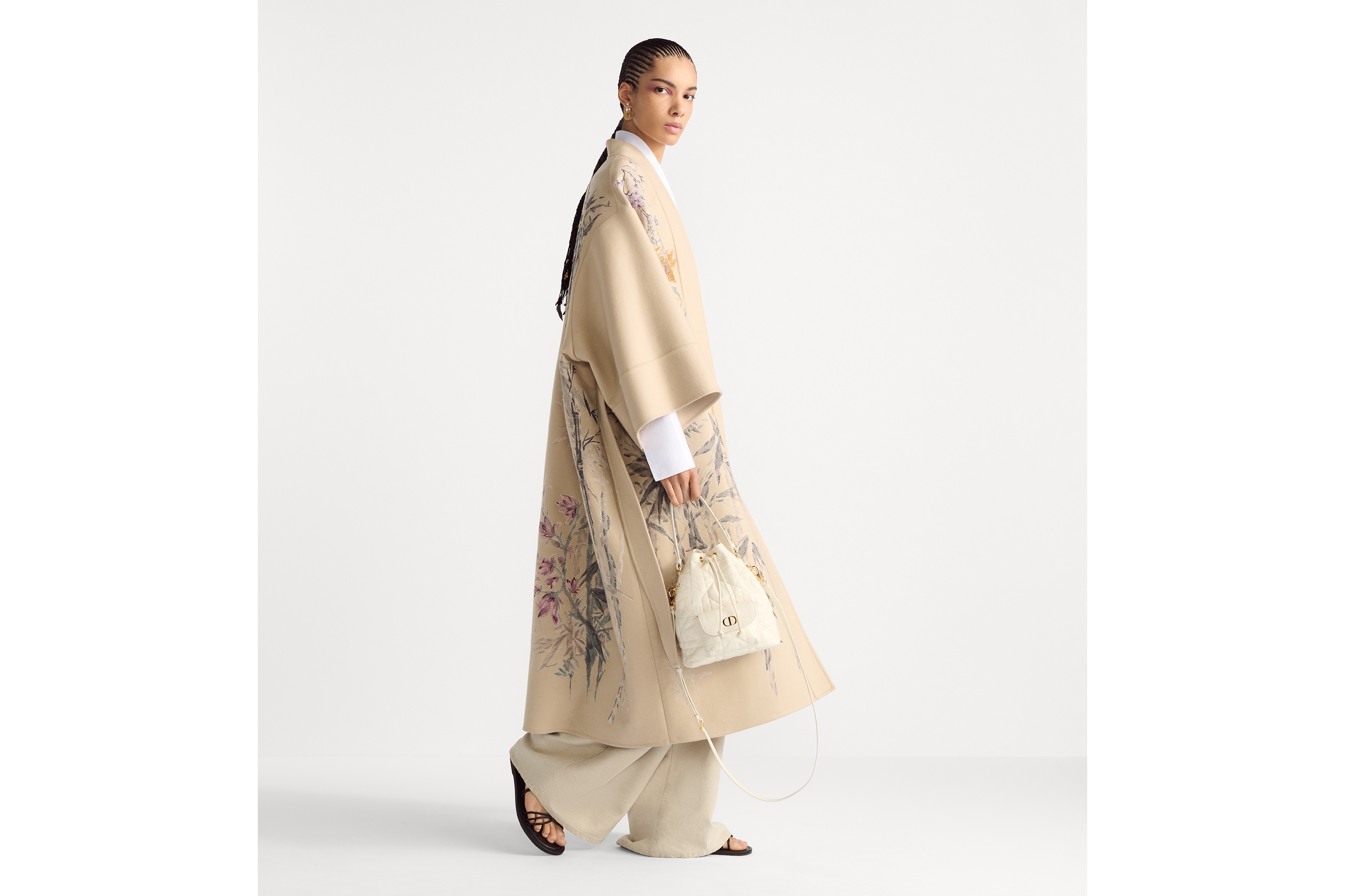 look_image_alt_prefix 小号 Dior Caro 水桶包 奶白色羊皮革超大藤格纹 E02