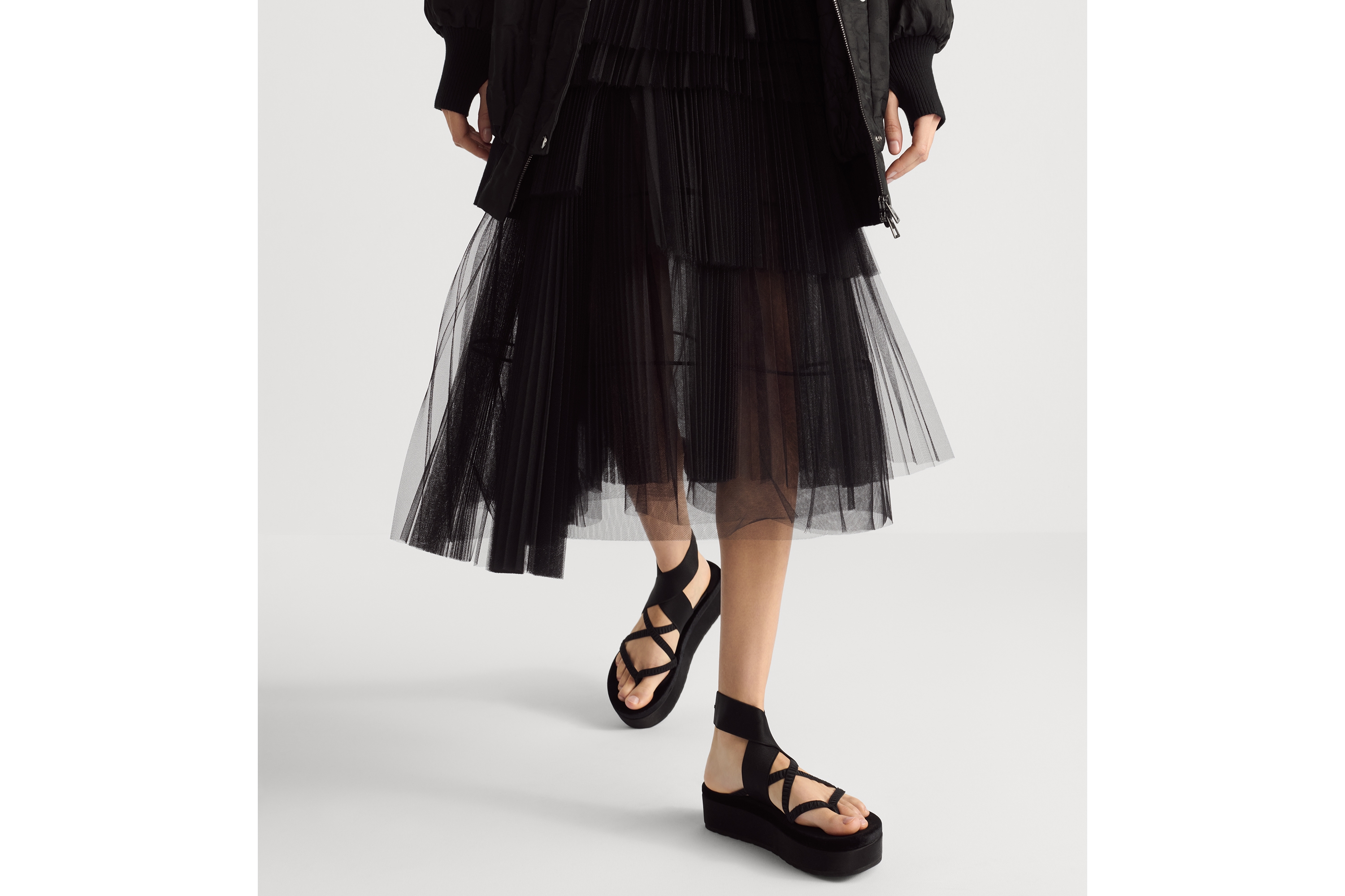 look_image_alt_prefix 中长款不对称百褶裙 黑色薄纱 E14