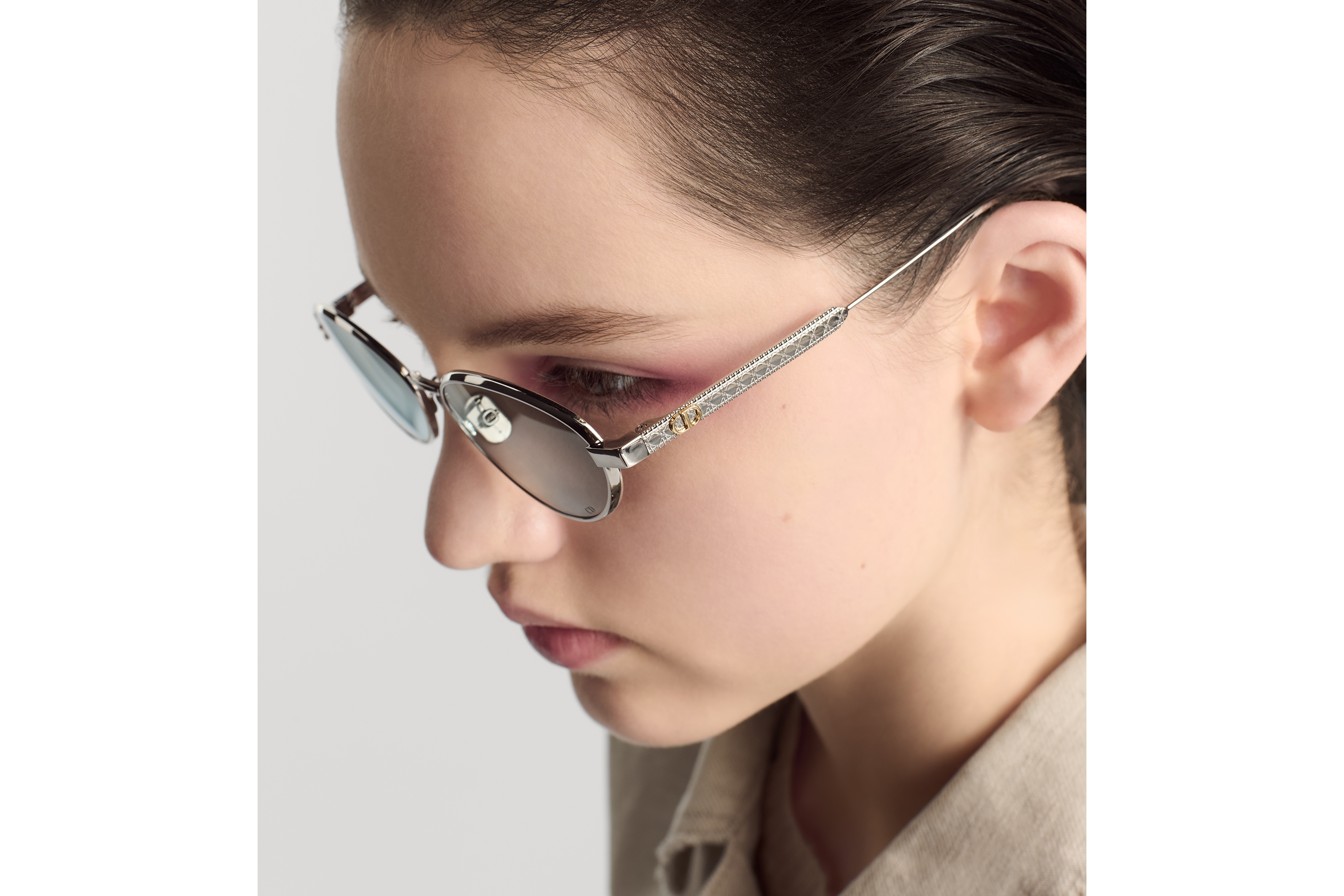 look_image_alt_prefix DiorCannage R1U 太阳眼镜 渐变冰川蓝色镜片椭圆形镜框 E17