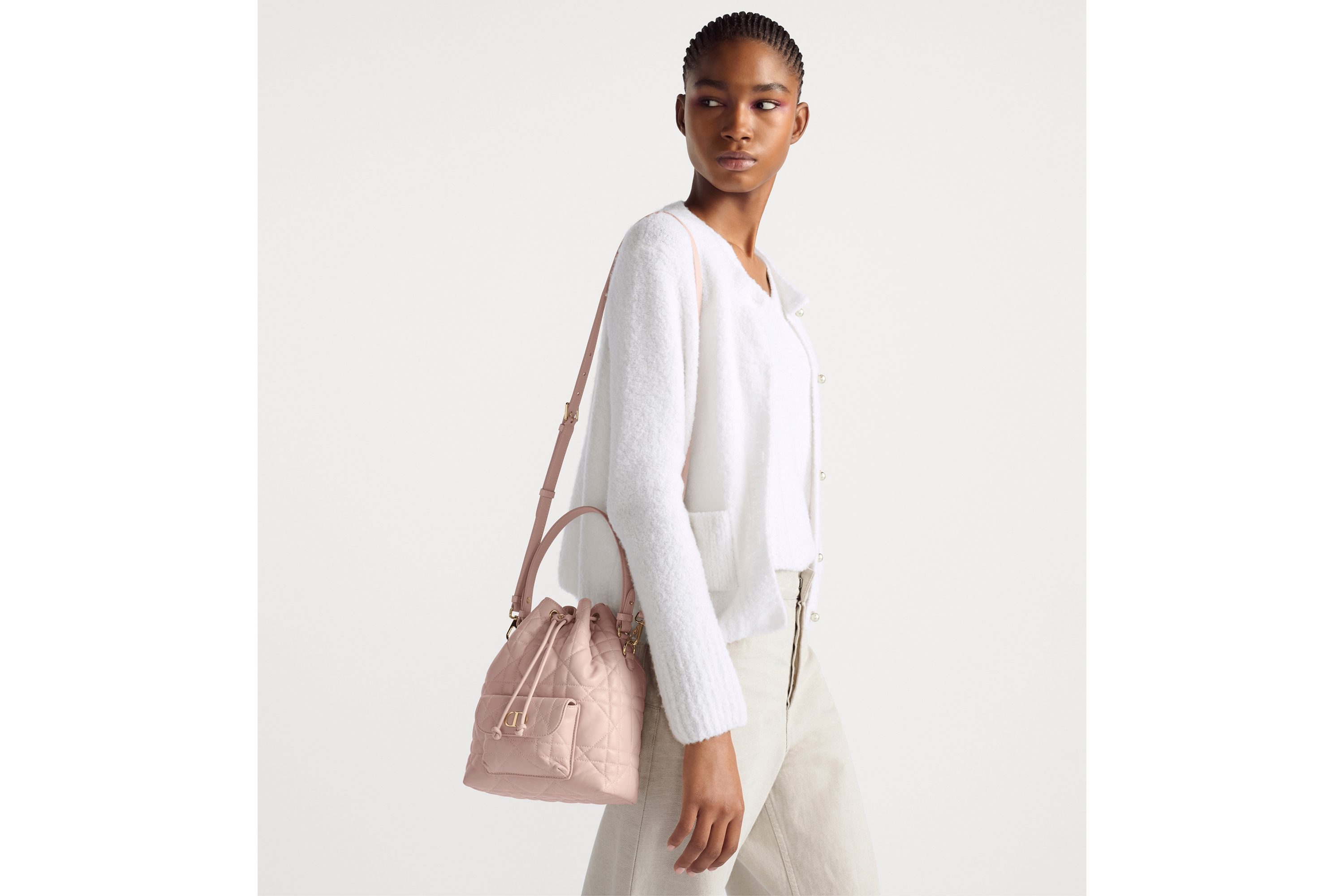 look_image_alt_prefix 小号 Dior Caro 水桶包 胭脂粉色羊皮革超大藤格纹 E05