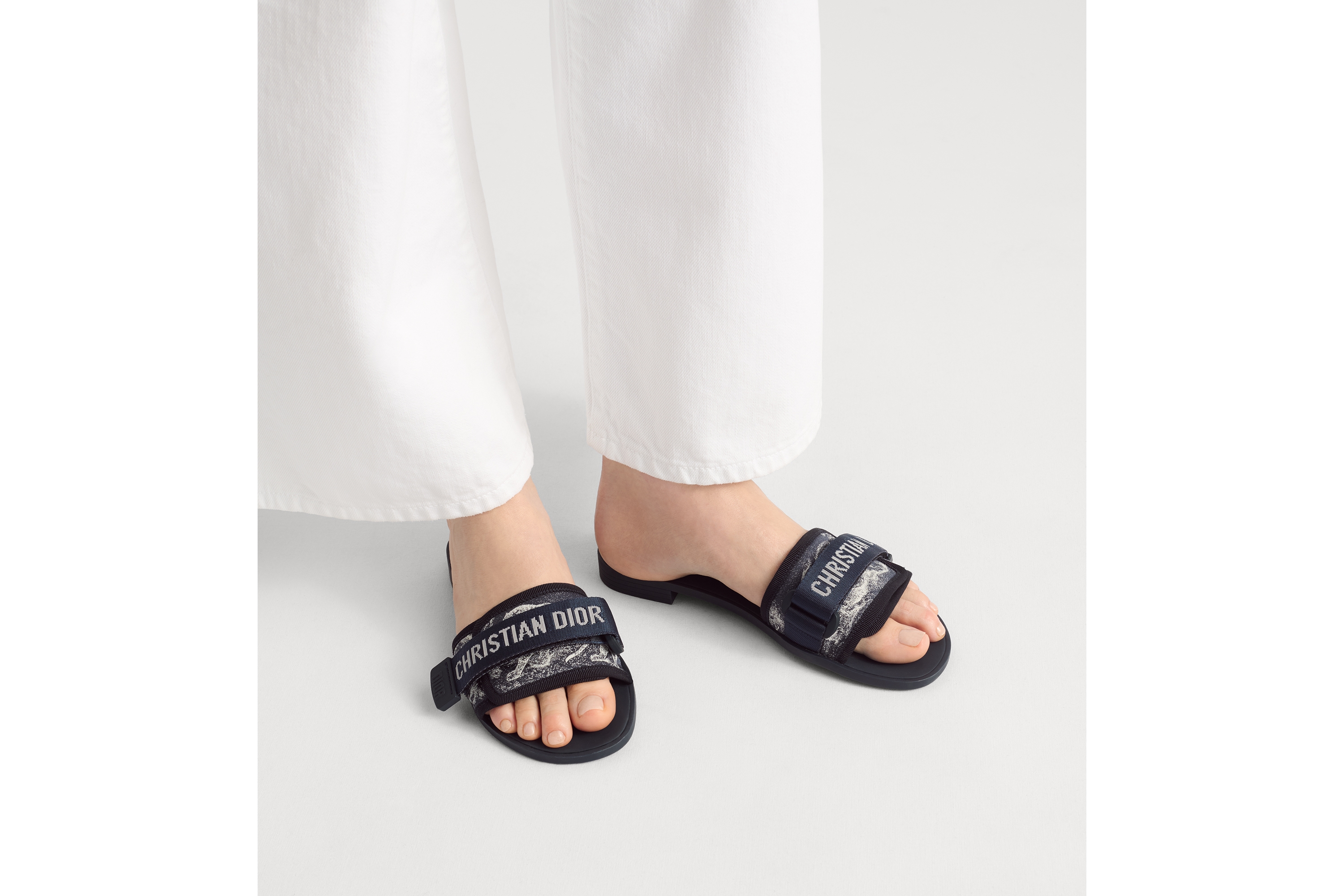 Dioriviera Dio(r)evolution 凉拖 白色和丹宁蓝色科技面料 Sauvage 茹伊印花 E14