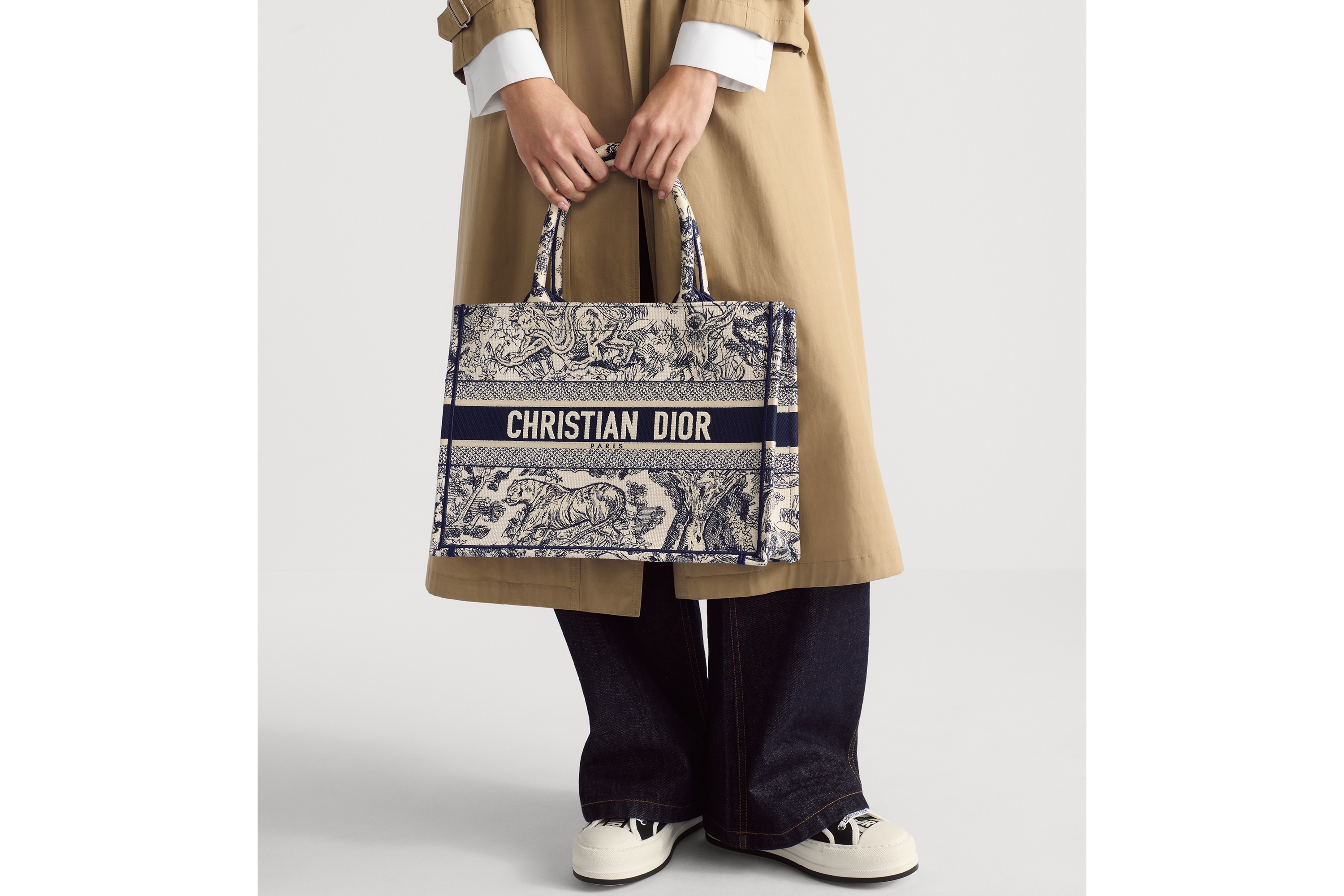 look_image_alt_prefix 中号 Book Tote 手袋 米白色和蓝色茹伊印花刺绣面料（36 x 27.5 x 16.5 厘米） E10