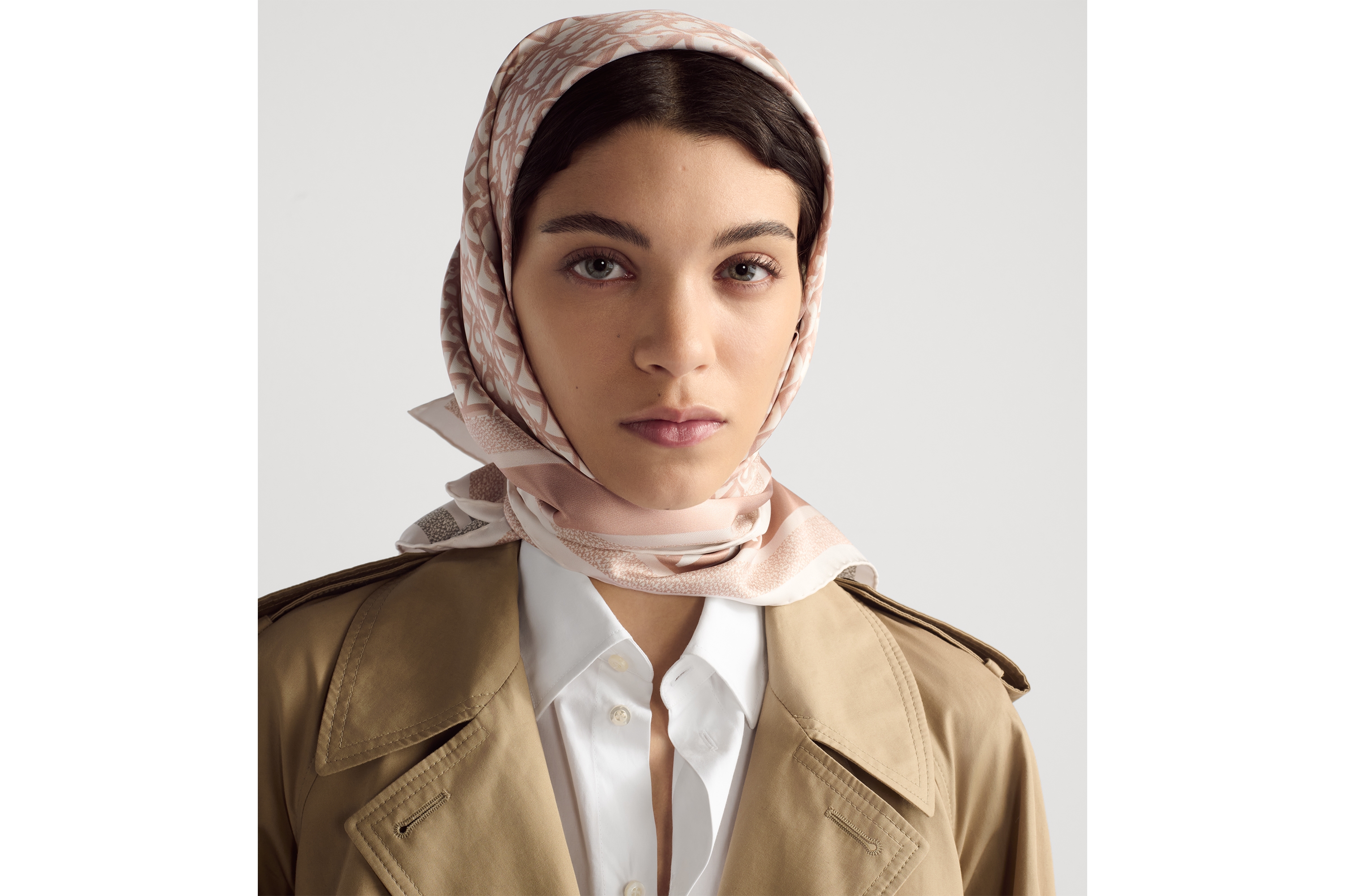 look_image_alt_prefix Diortwin 方巾 90 厘米玫瑰粉色和灰色桑蚕丝斜纹面料 Oblique 印花 E08