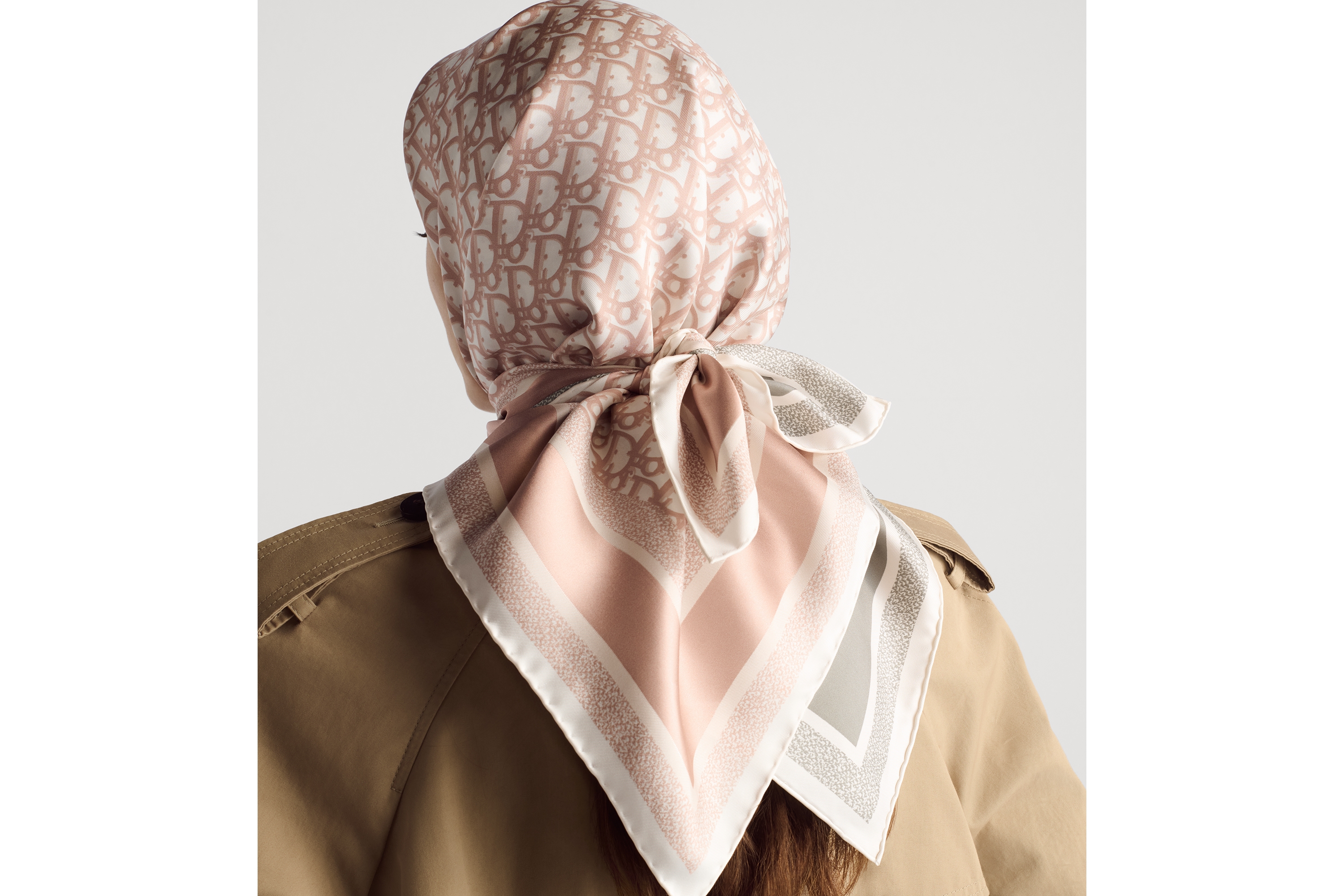 look_image_alt_prefix Diortwin 方巾 90 厘米玫瑰粉色和灰色桑蚕丝斜纹面料 Oblique 印花 E09