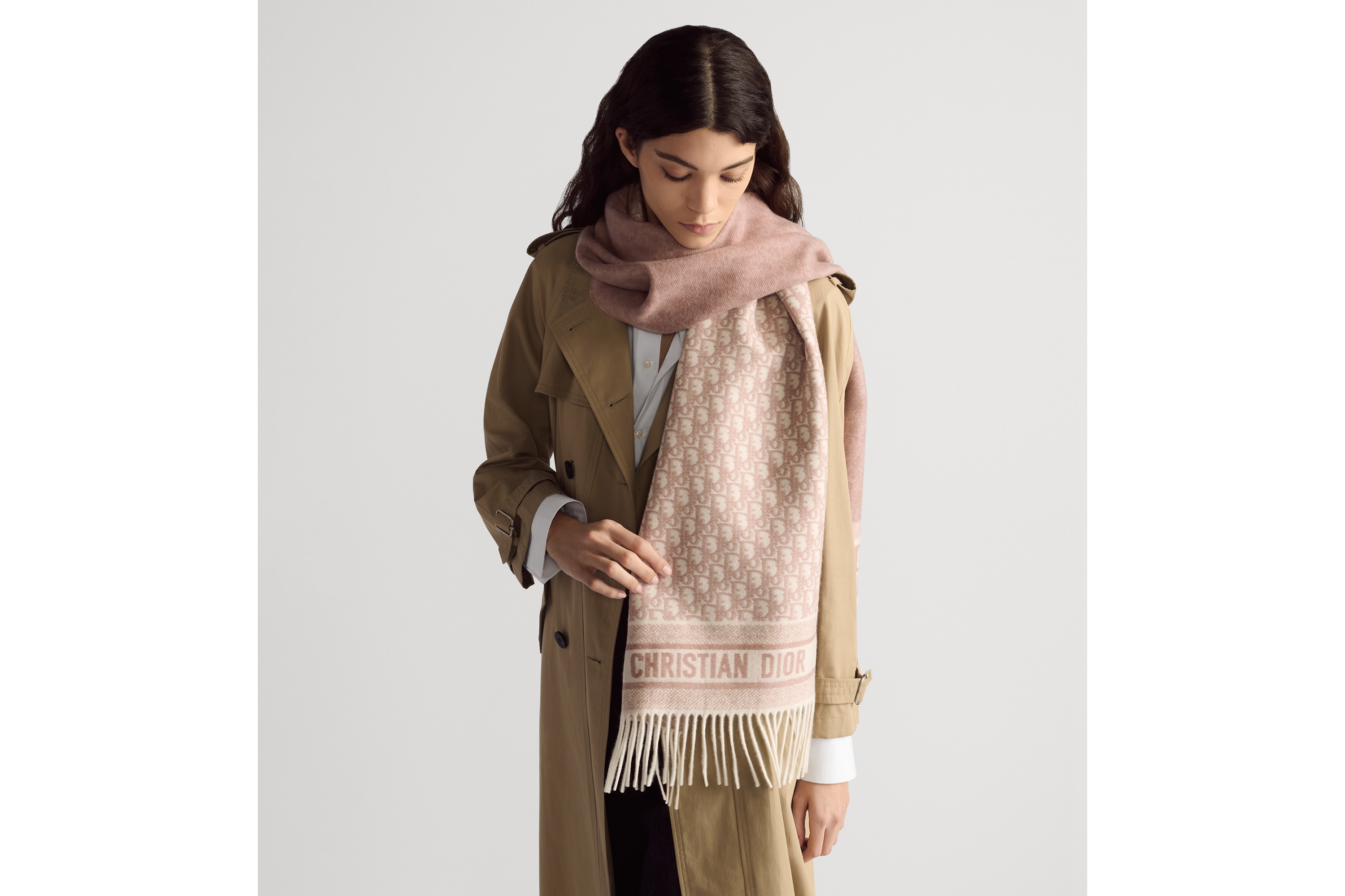 look_image_alt_prefix Dior 印花围巾 米白色和玫瑰粉色山羊绒面料 Oblique 印花 E04