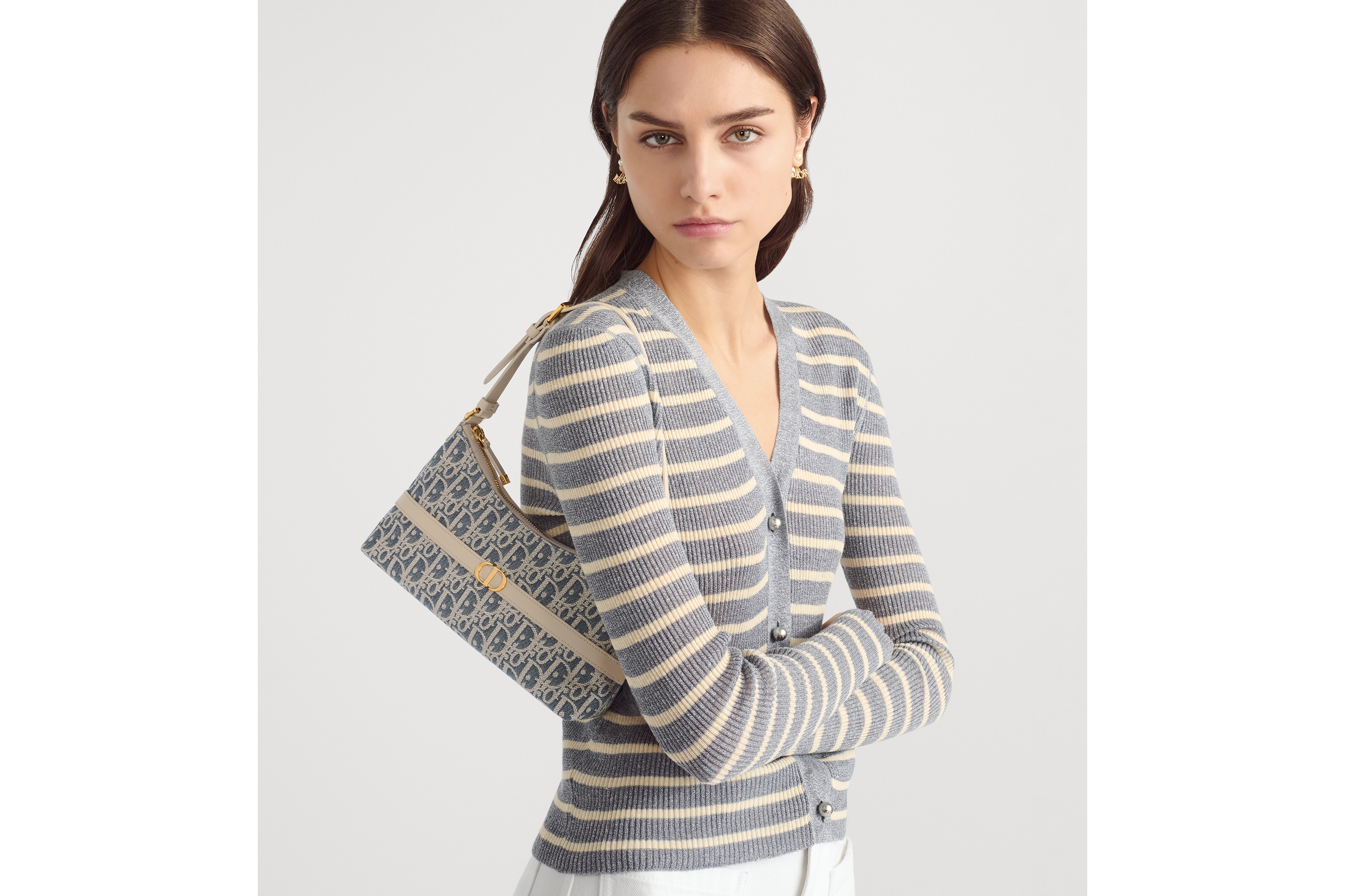 30 Montaigne 迷你水饺包 蓝色酒椰草效果格纹布 Oblique 印花和浅饼干色光滑牛皮革 E05