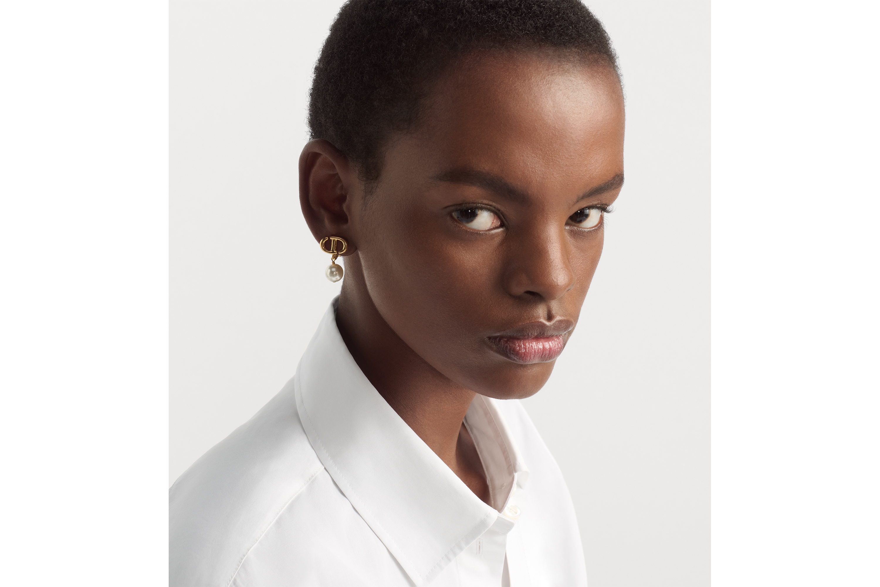 look_image_alt_prefix CD Navy 夹式耳环 金色饰面金属和白色树脂珠饰 E07