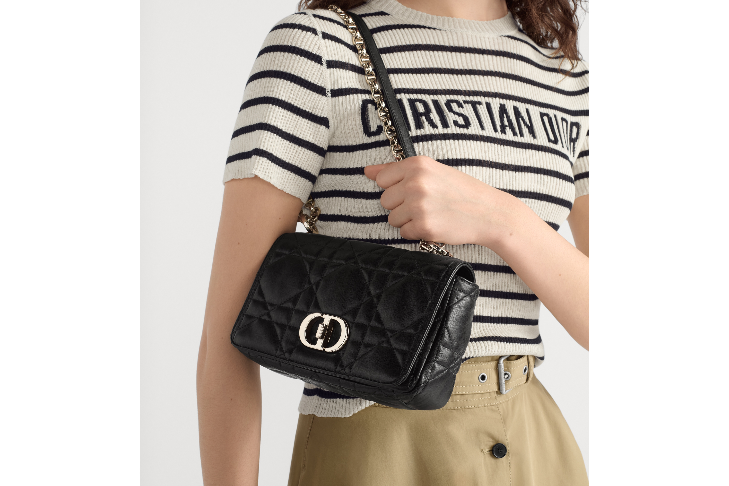 小号 Soft Dior Caro 手袋 黑色羊皮革超大藤格纹 E10