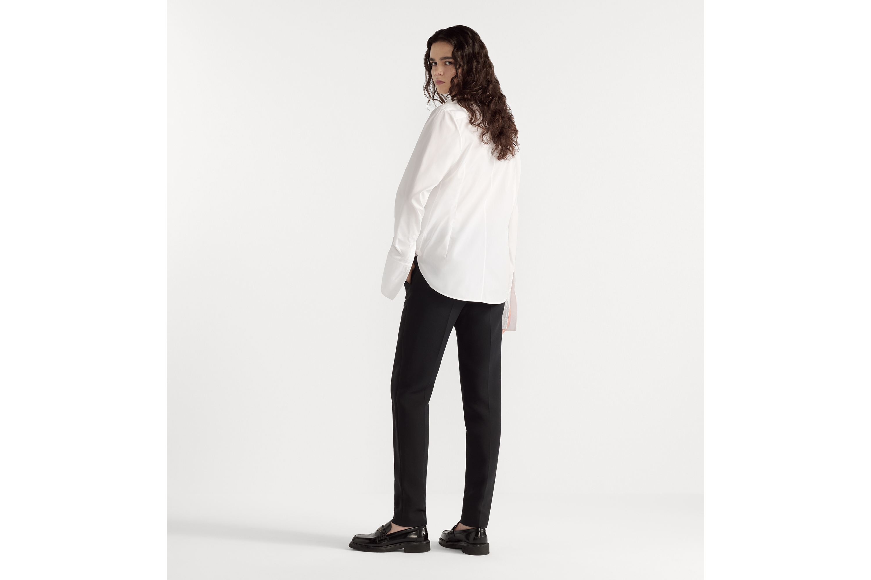 look_image_alt_prefix 衬衫 白色棉府绸搭配胸饰 E03