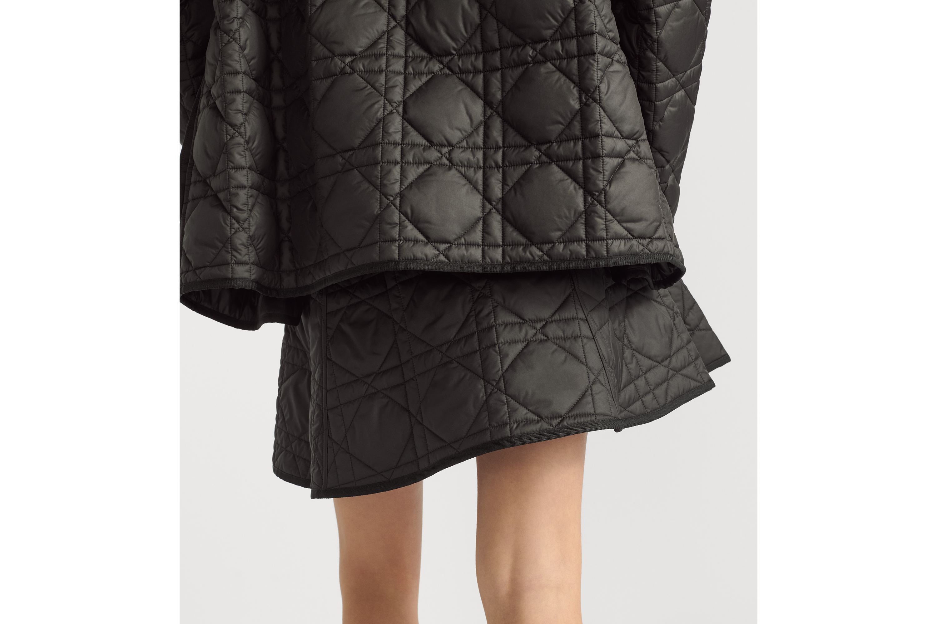 look_image_alt_prefix 大衣 黑色绗缝效果塔夫绸科技面料超大藤格纹 E16