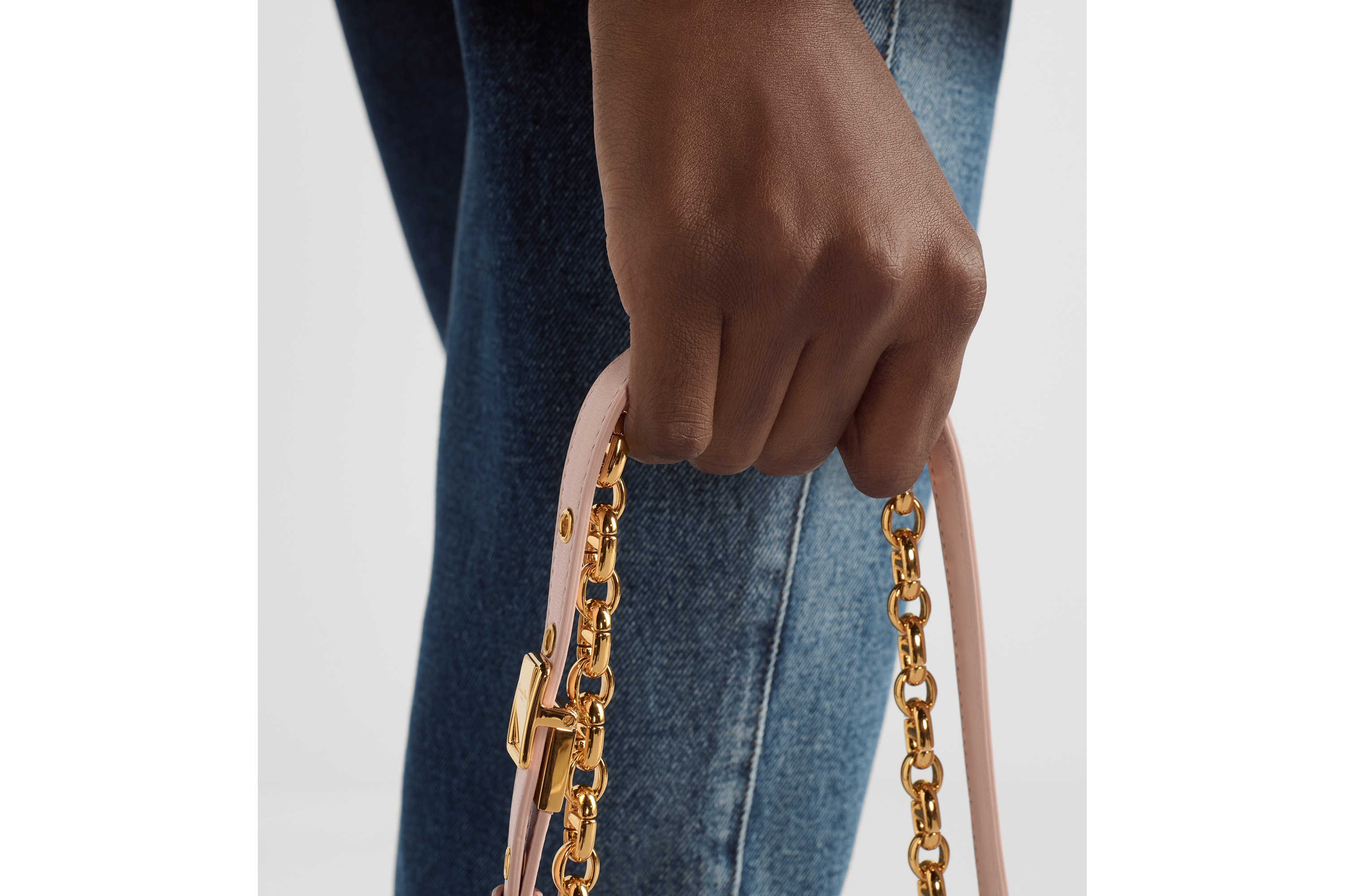 look_image_alt_prefix 小号 Soft Dior Caro 手袋 胭脂粉色羊皮革超大藤格纹 E17