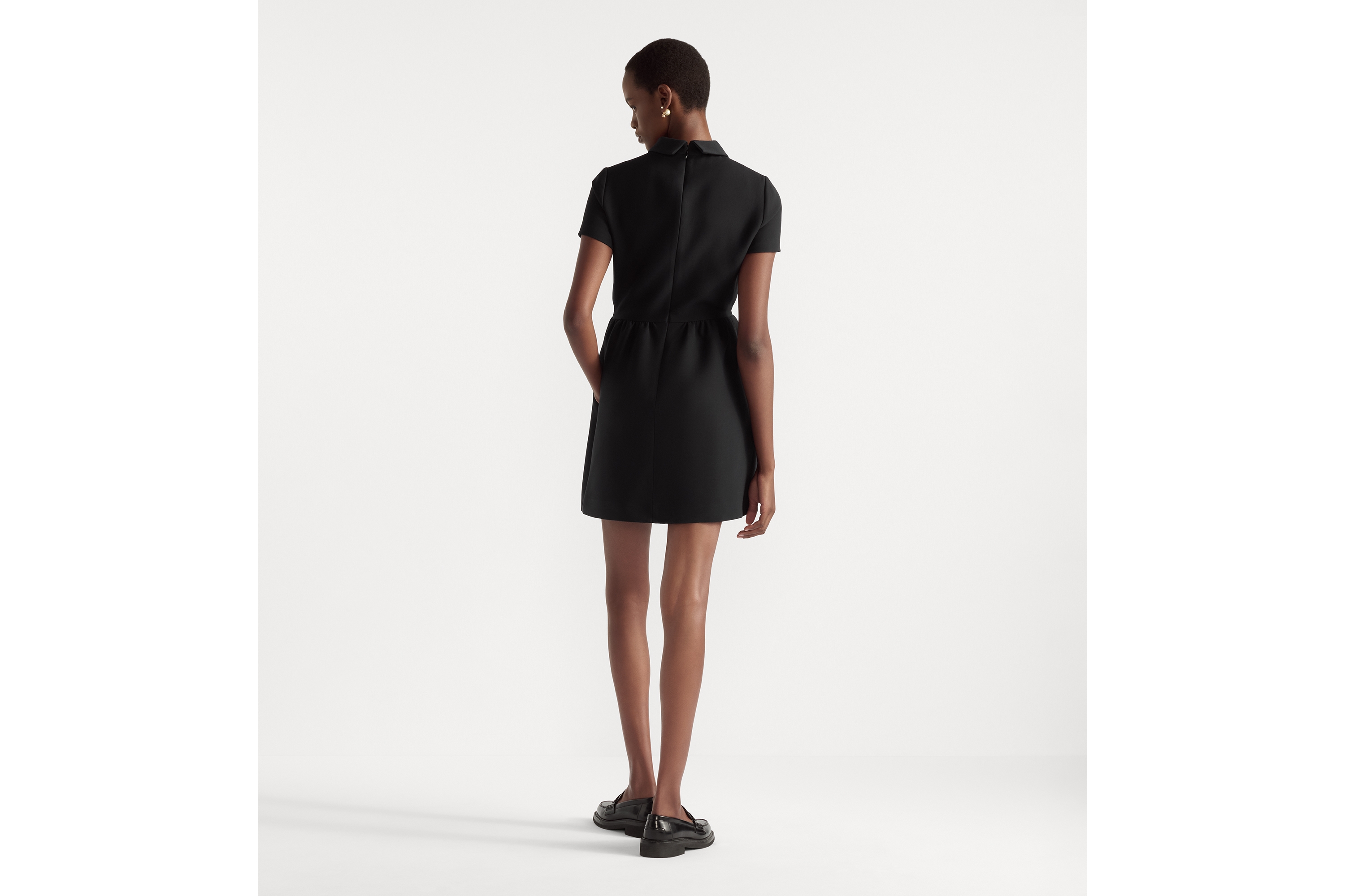 修身剪裁连衣裙 黑色绵羊毛混纺面料搭配 CD 纽扣 E03