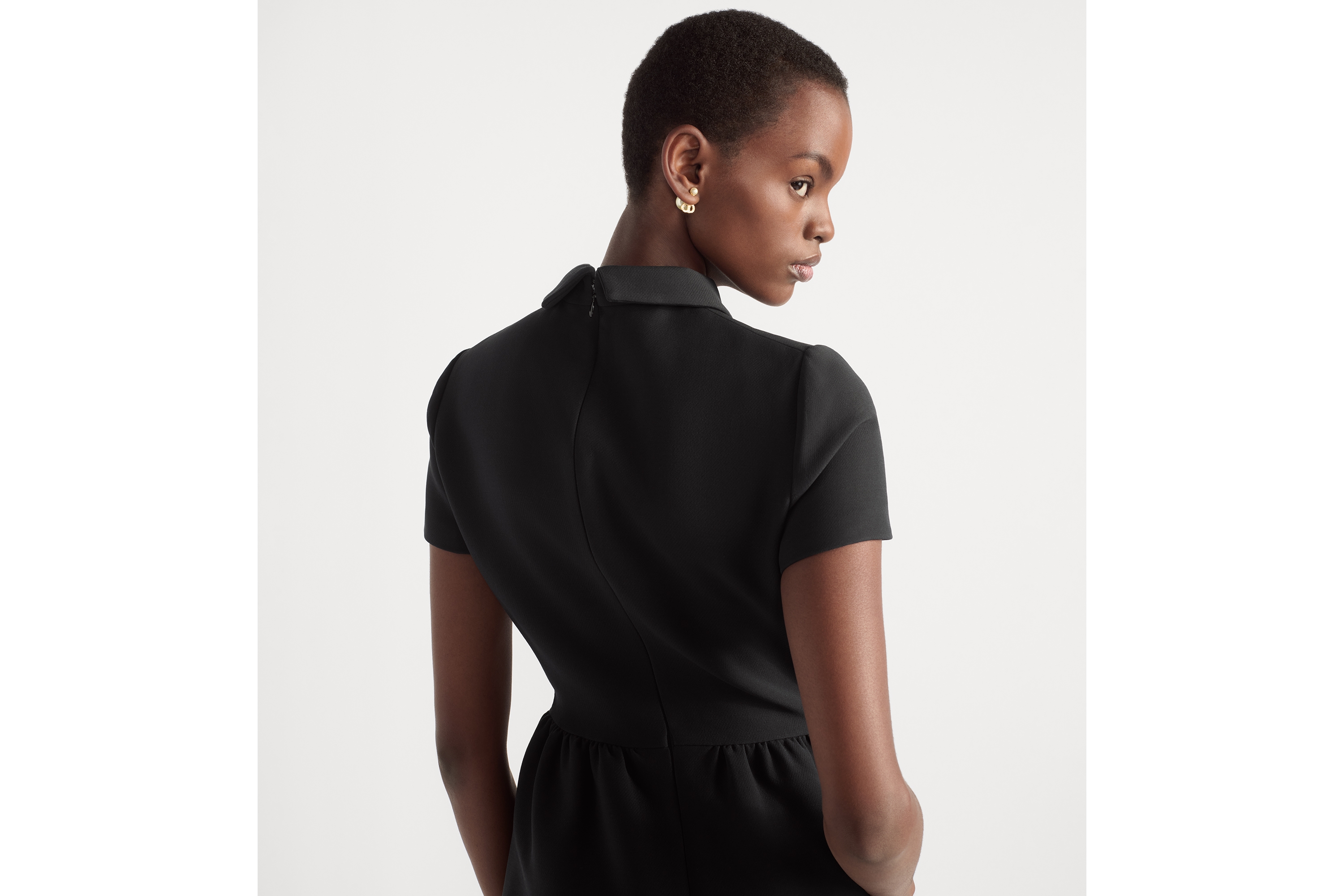 look_image_alt_prefix 修身剪裁连衣裙 黑色绵羊毛混纺面料搭配 CD 纽扣 E06