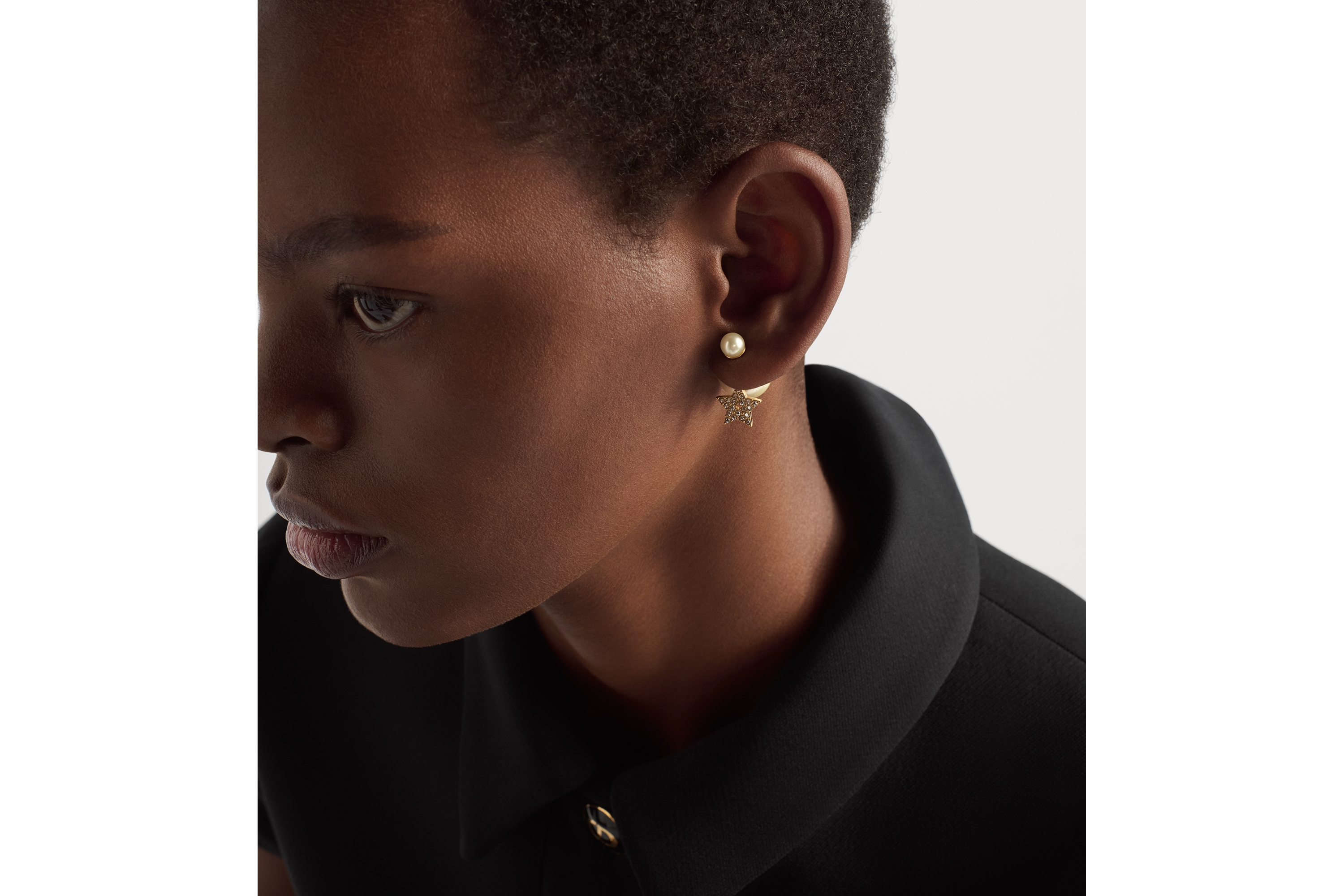 look_image_alt_prefix Dior Tribales 耳环 金色饰面金属搭配白色树脂珠饰和银色调晶体装饰 E07