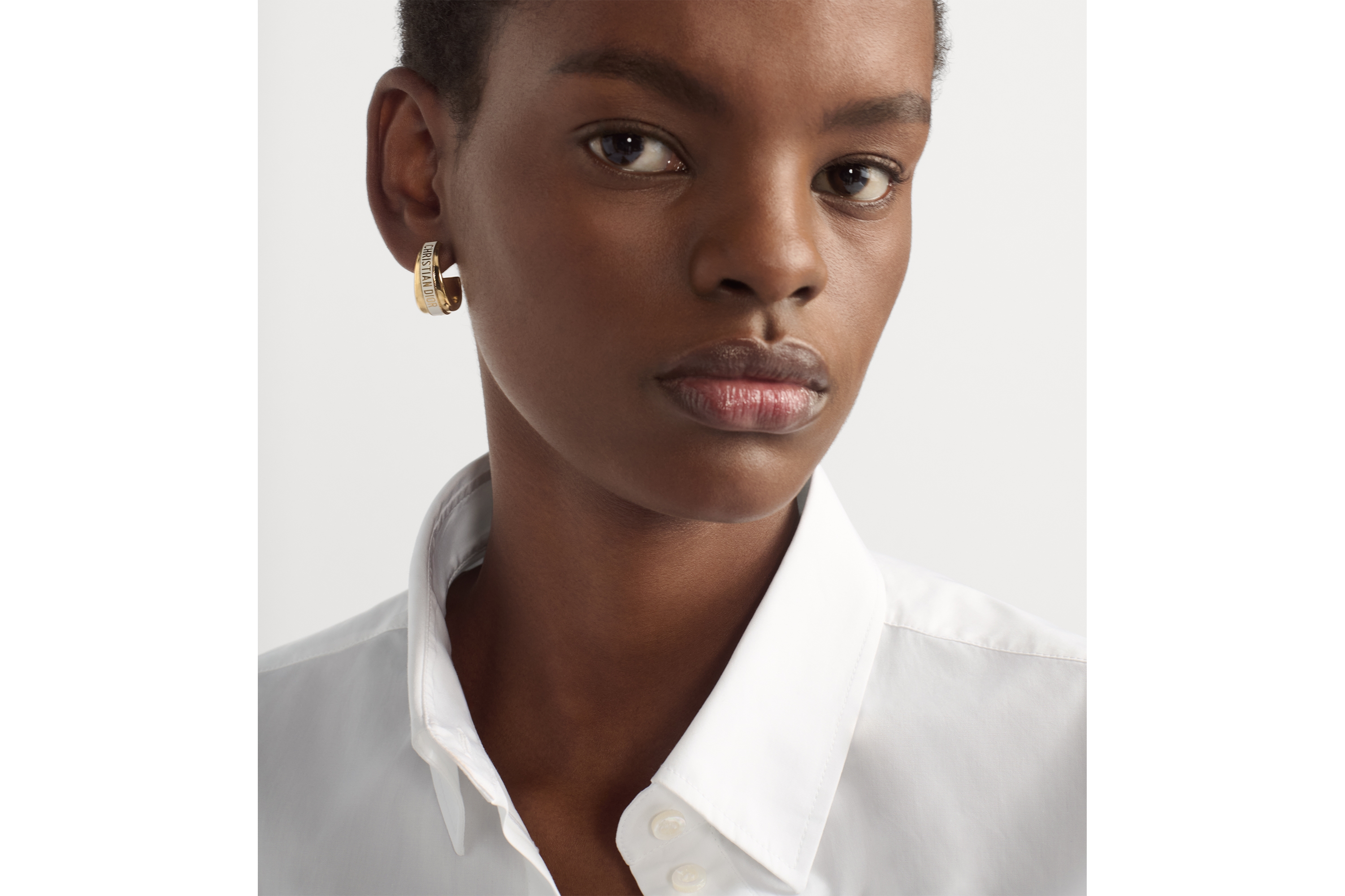 look_image_alt_prefix Dior Code 耳环 金色饰面金属和白色涂漆装饰 E07