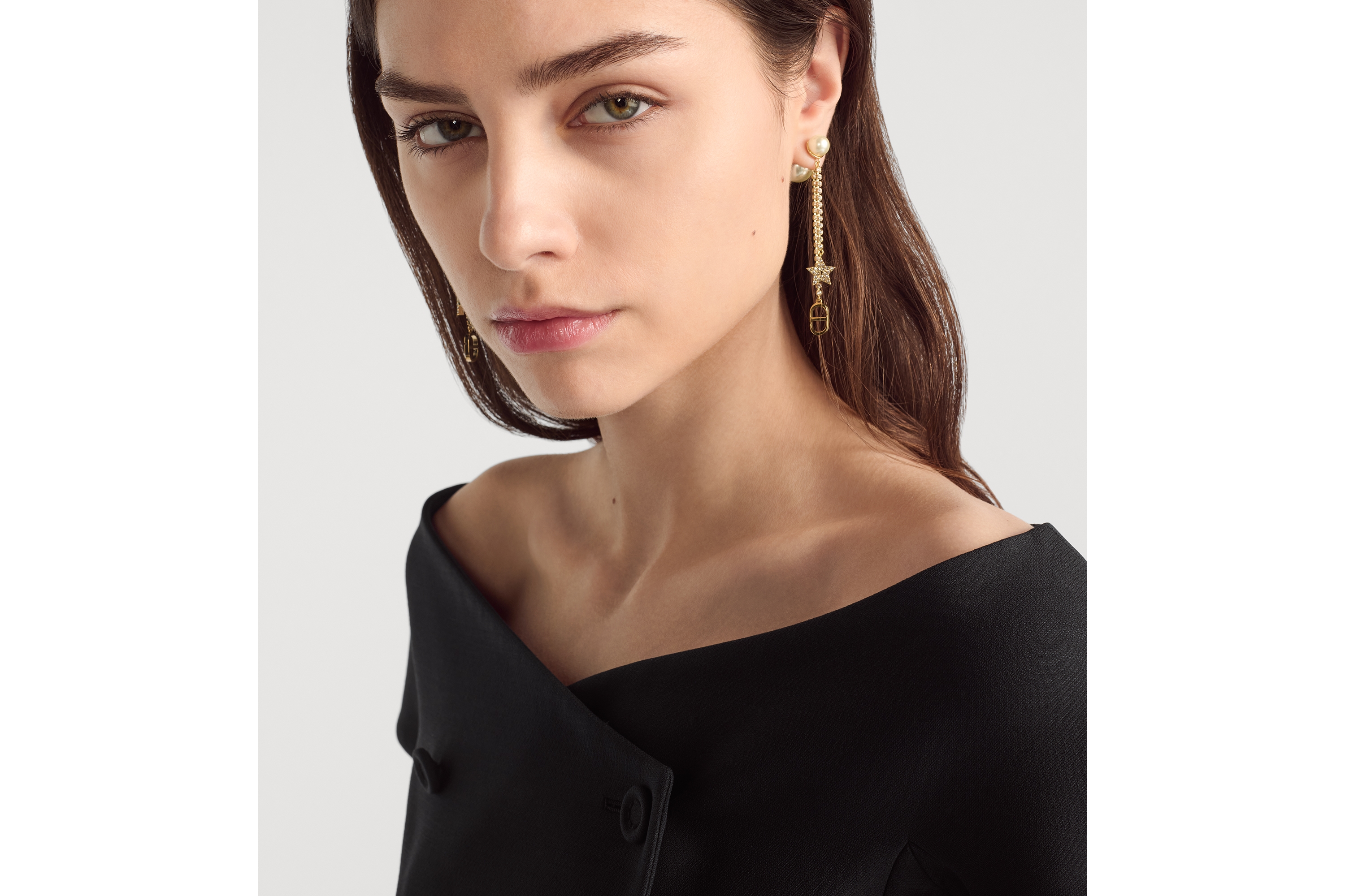 Dior Tribales 耳环 金色饰面金属、白色树脂珠饰和白色仿水晶装饰 E07