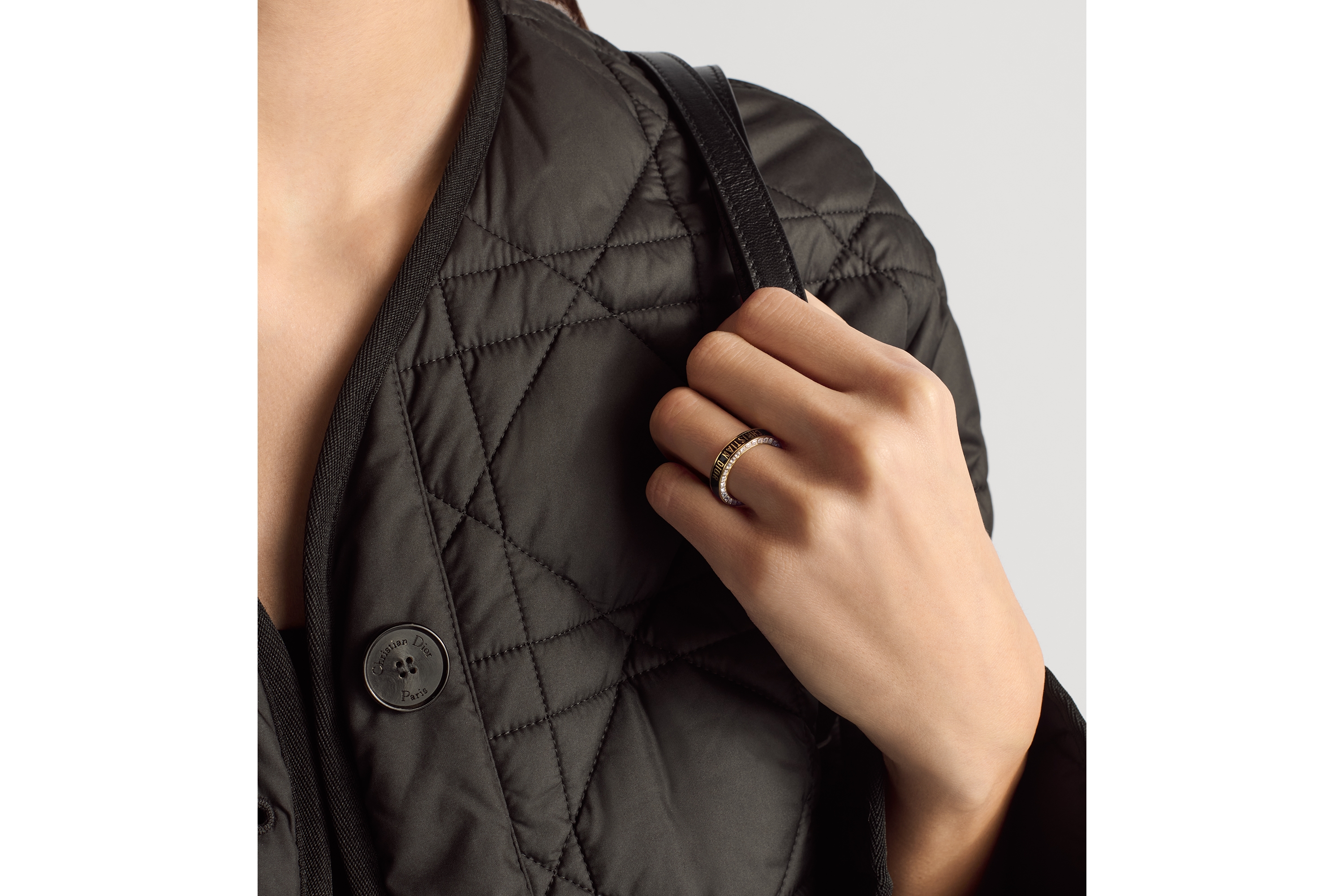 Dior Night Code 戒指 金色饰面金属、白色仿水晶和黑色涂漆装饰 E10