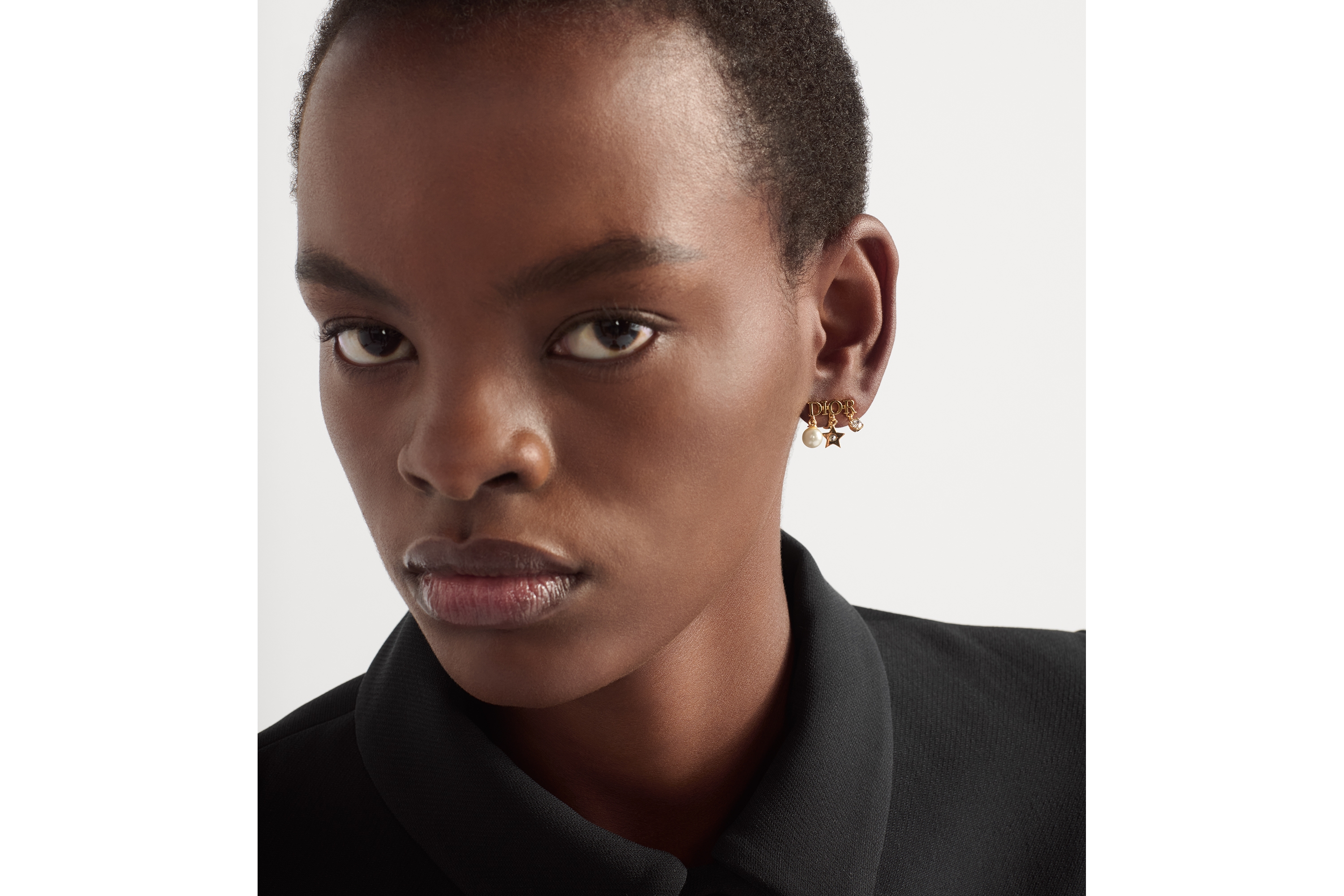 look_image_alt_prefix Dio(r)evolution 夹式耳环 金色饰面金属、白色树脂珠饰和白色仿水晶装饰 E08