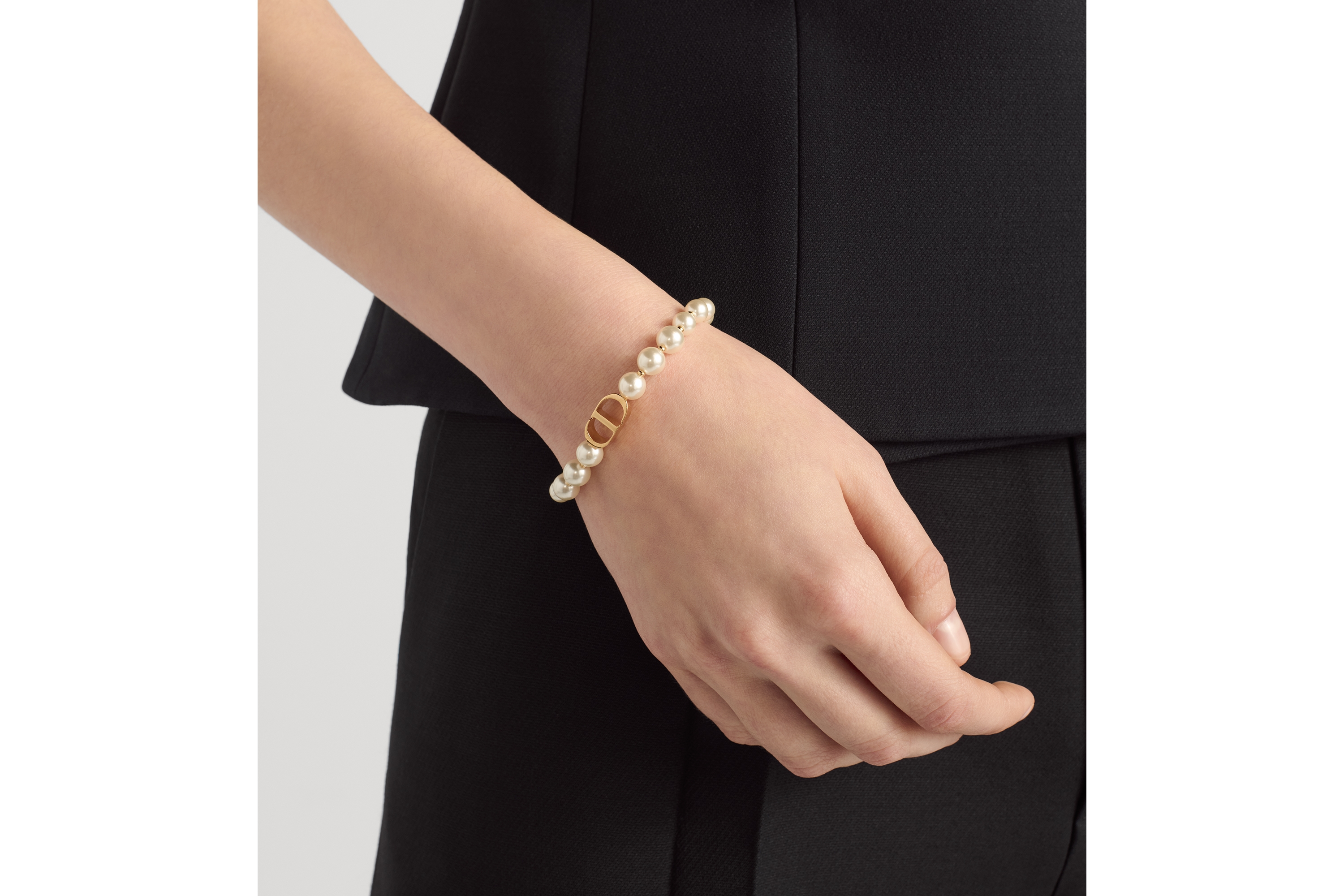 look_image_alt_prefix 30 Montaigne 手链 金色饰面金属和白色树脂珠饰 E11