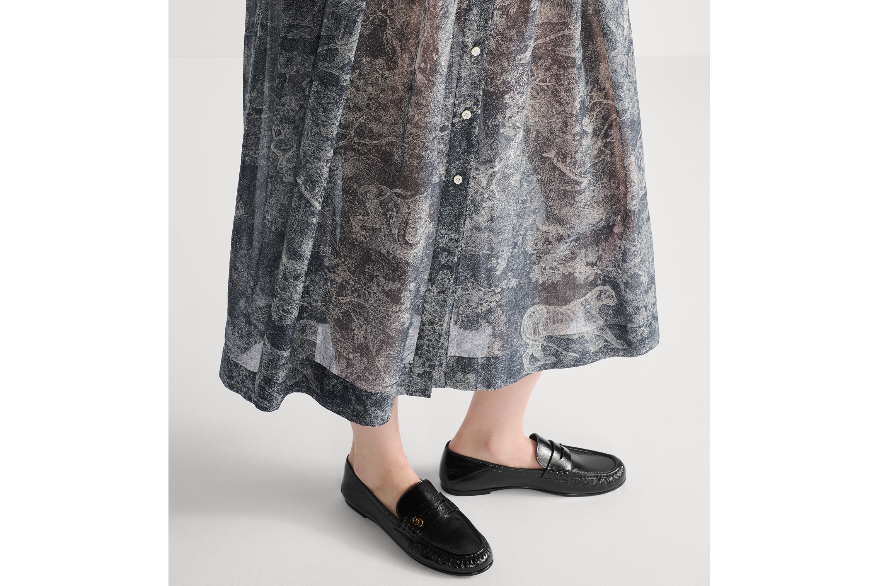 look_image_alt_prefix Dioriviera 中长款衬衫式连衣裙 深蓝色和白色棉质面料 Sauvage 茹伊印花图案 E15