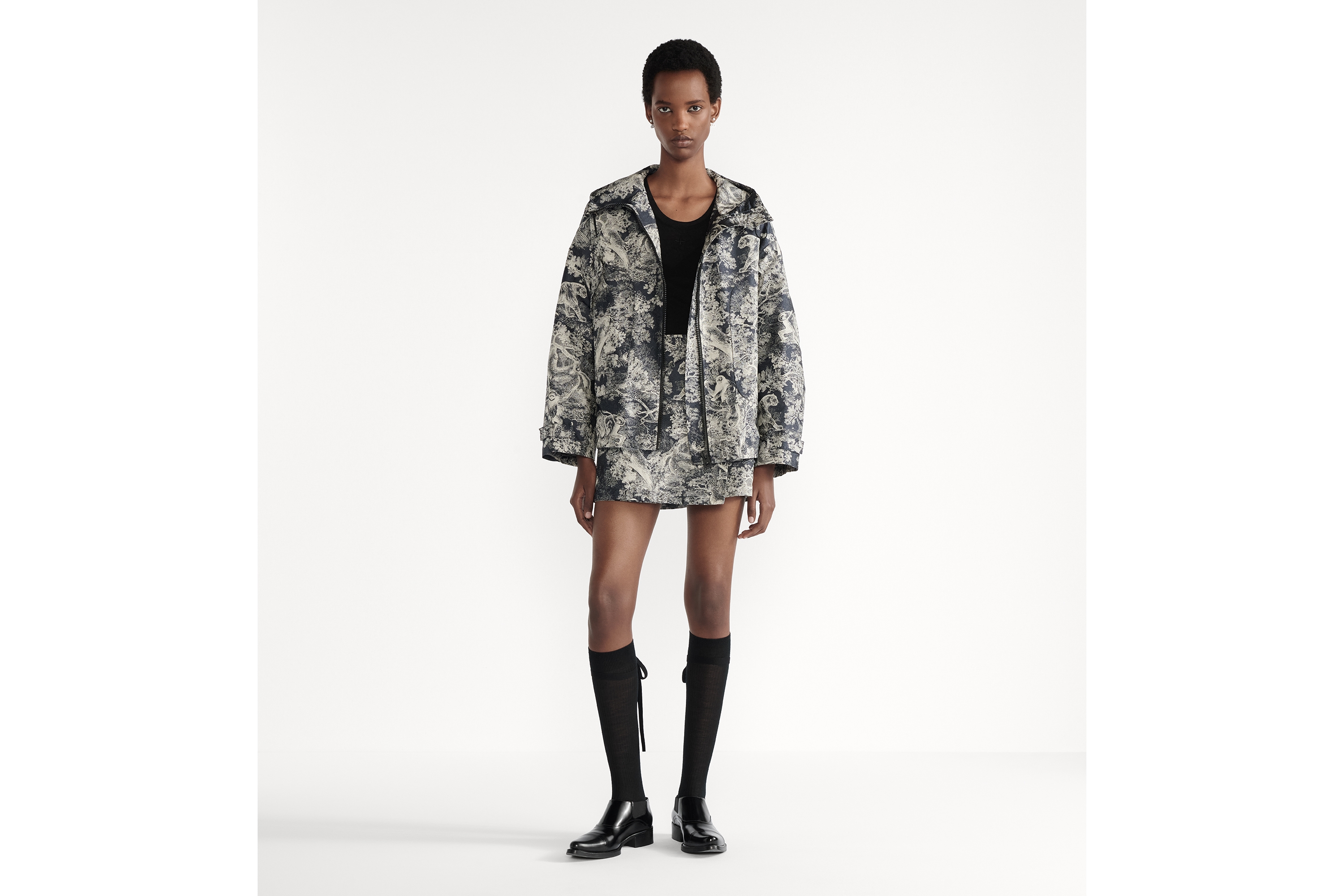 look_image_alt_prefix Dioriviera 防水效果连帽夹克 深蓝色和白色塔夫绸提花科技面料 Sauvage 茹伊印花图案 E01