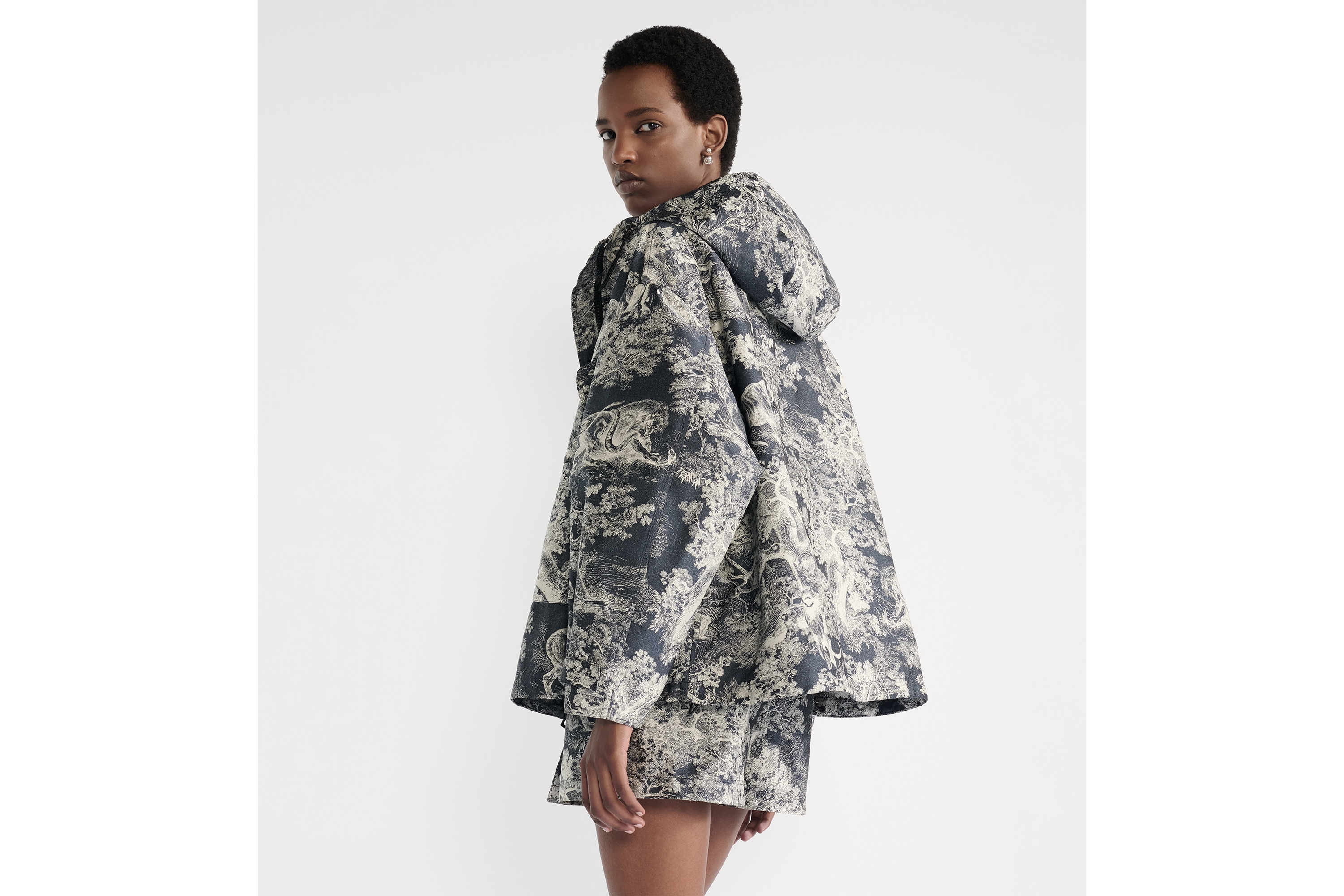 look_image_alt_prefix Dioriviera 防水效果连帽夹克 深蓝色和白色塔夫绸提花科技面料 Sauvage 茹伊印花图案 E05