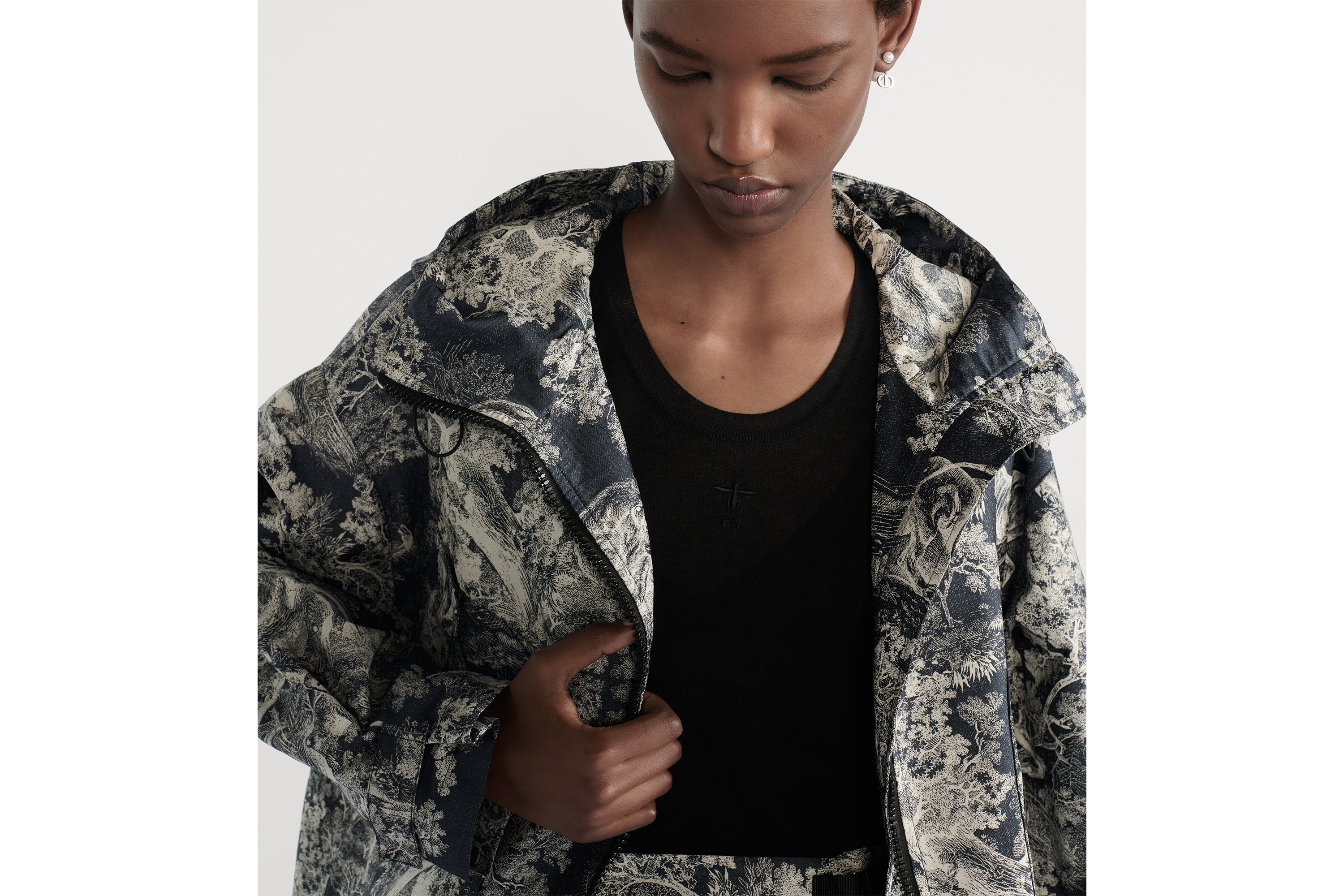 look_image_alt_prefix Dioriviera 防水效果连帽夹克 深蓝色和白色塔夫绸提花科技面料 Sauvage 茹伊印花图案 E10