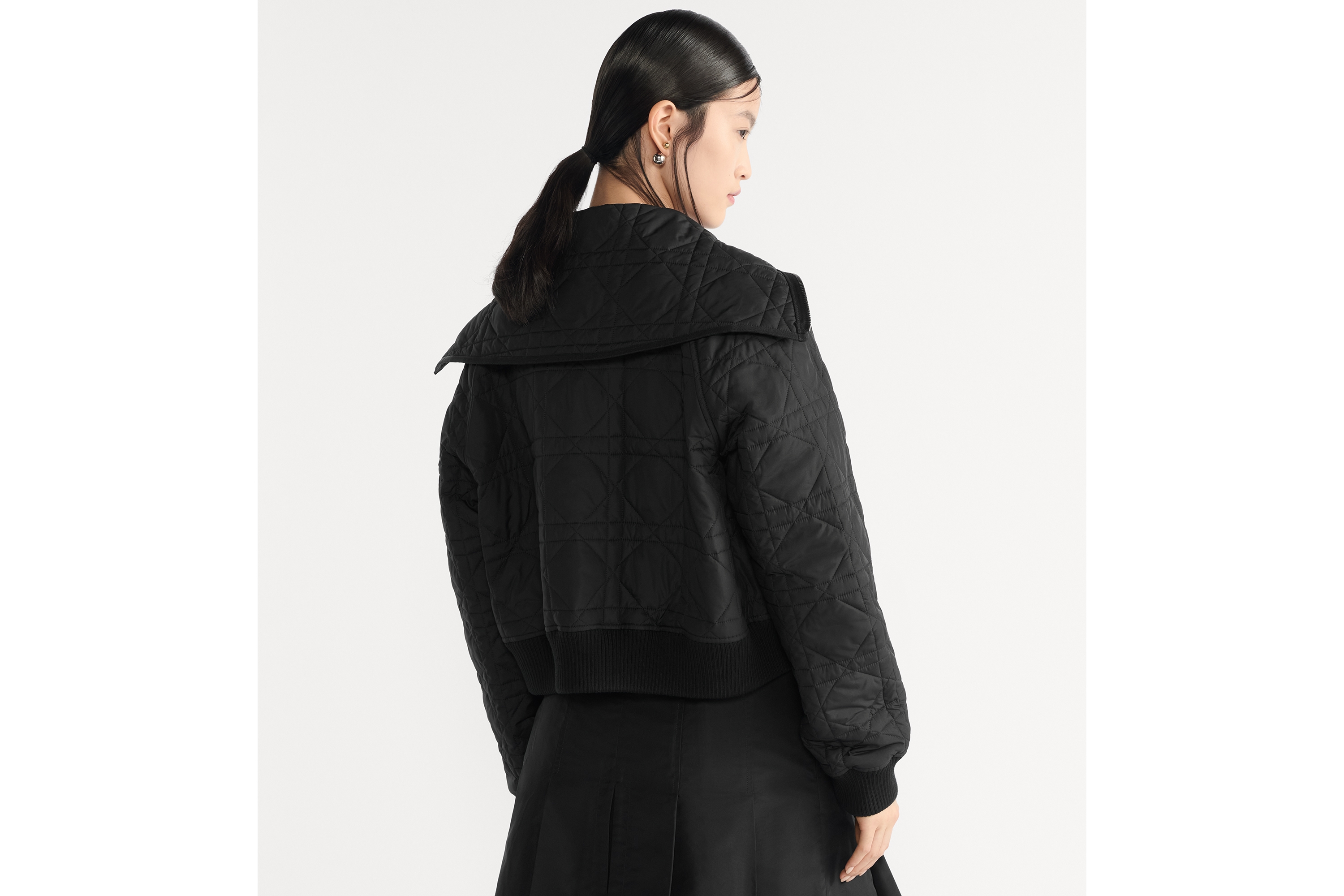 夹克 黑色绗缝塔夫绸科技面料超大藤格纹搭配超大版型衣领 E05