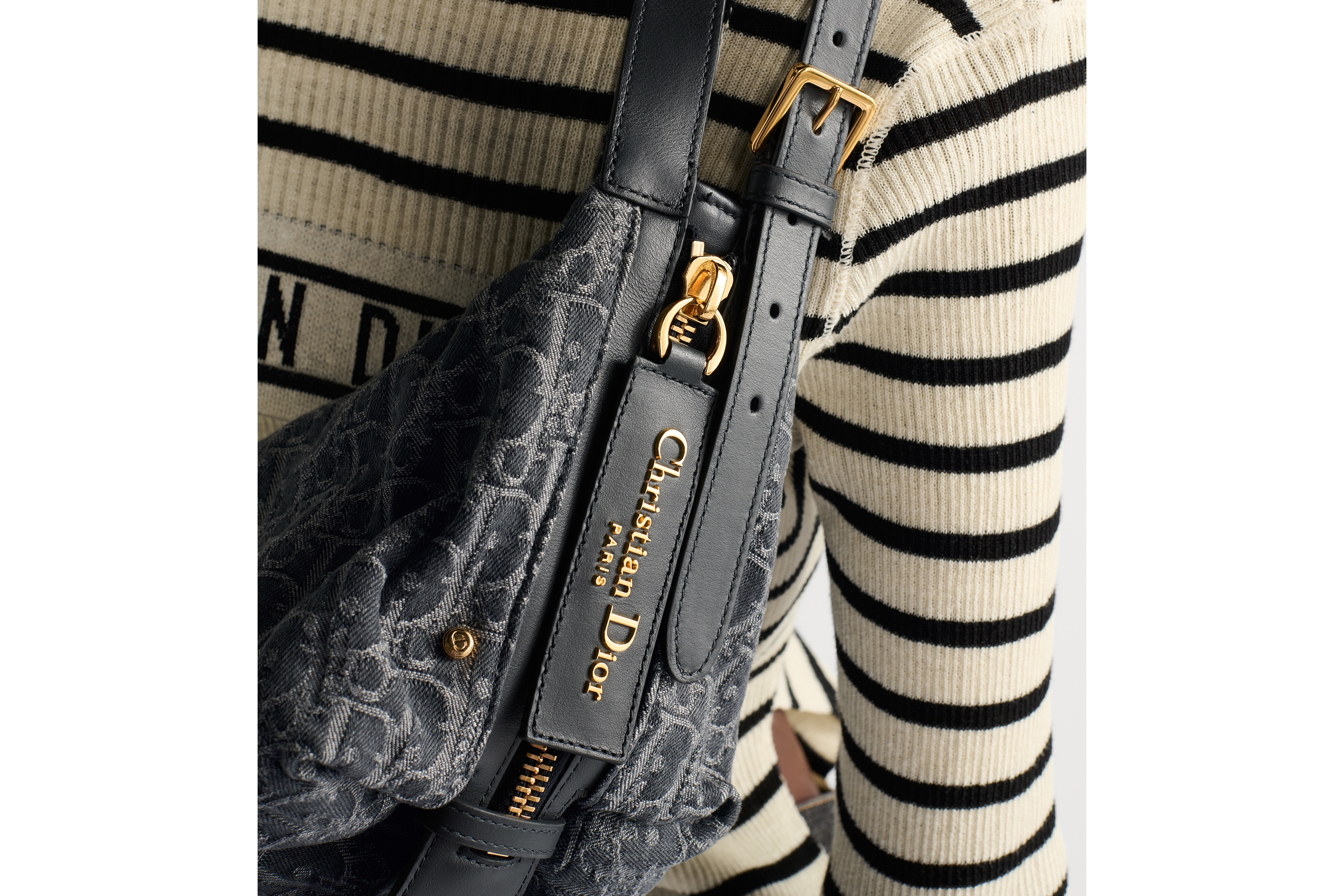 look_image_alt_prefix 中号 D-Journey 手袋 灰色 Denim Dior Oblique 提花面料 E17