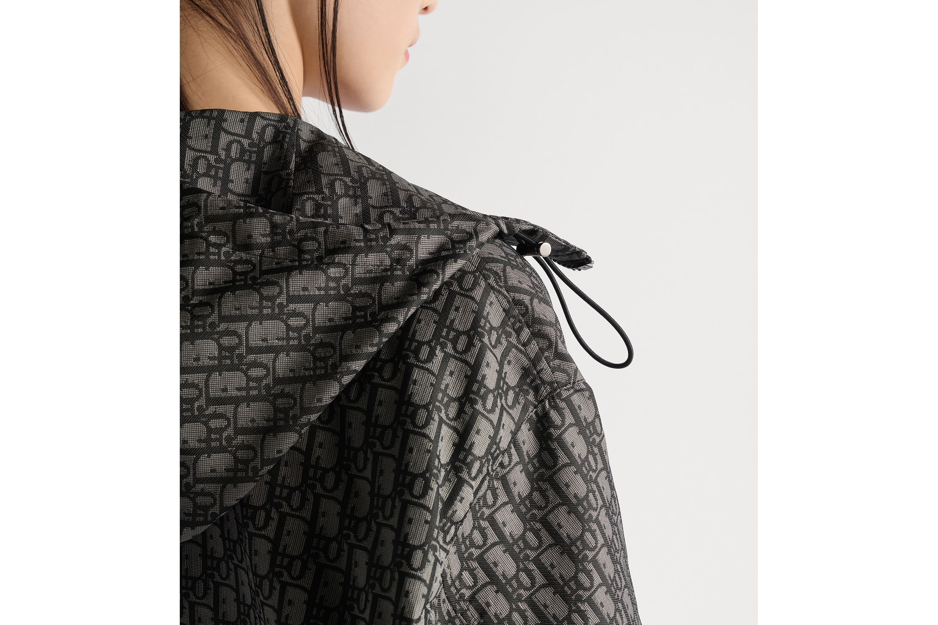 look_image_alt_prefix 防水效果连帽夹克 灰色塔夫绸科技面料 Oblique 印花 E17