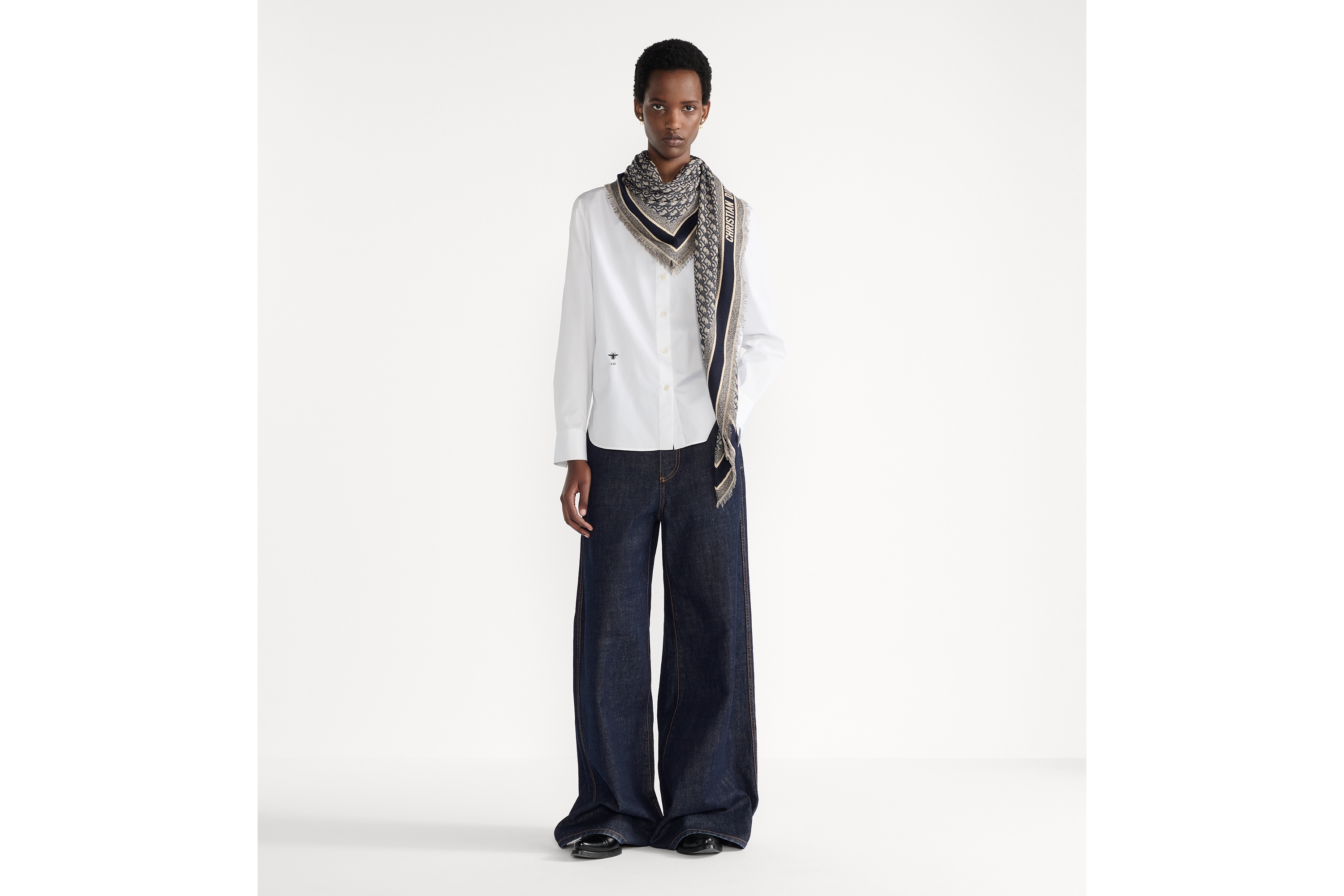 look_image_alt_prefix Dior 印花披肩 海军蓝色绵羊毛和桑蚕丝混纺面料 Oblique 印花 E01