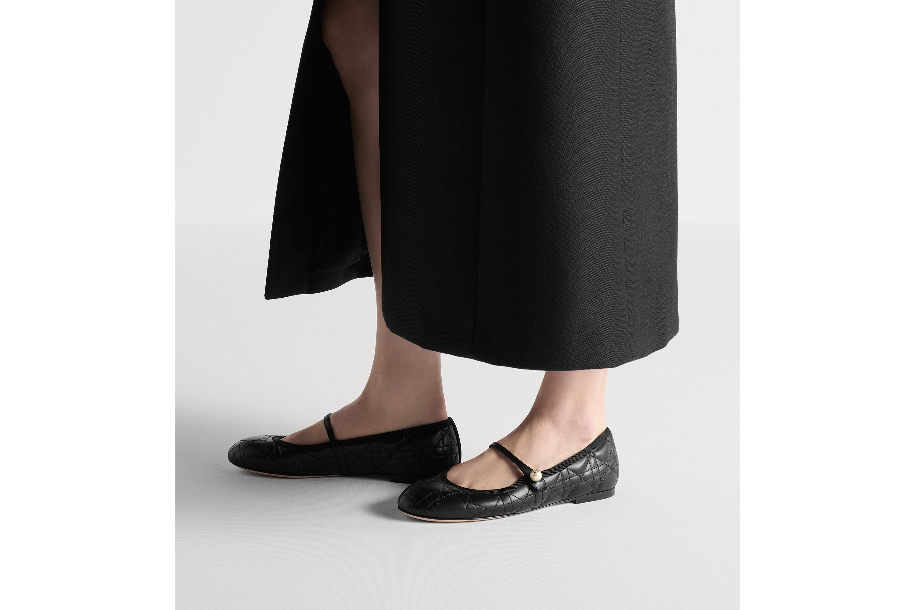 look_image_alt_prefix Dior 芭蕾鞋 黑色绗缝牛皮革藤格纹 E15