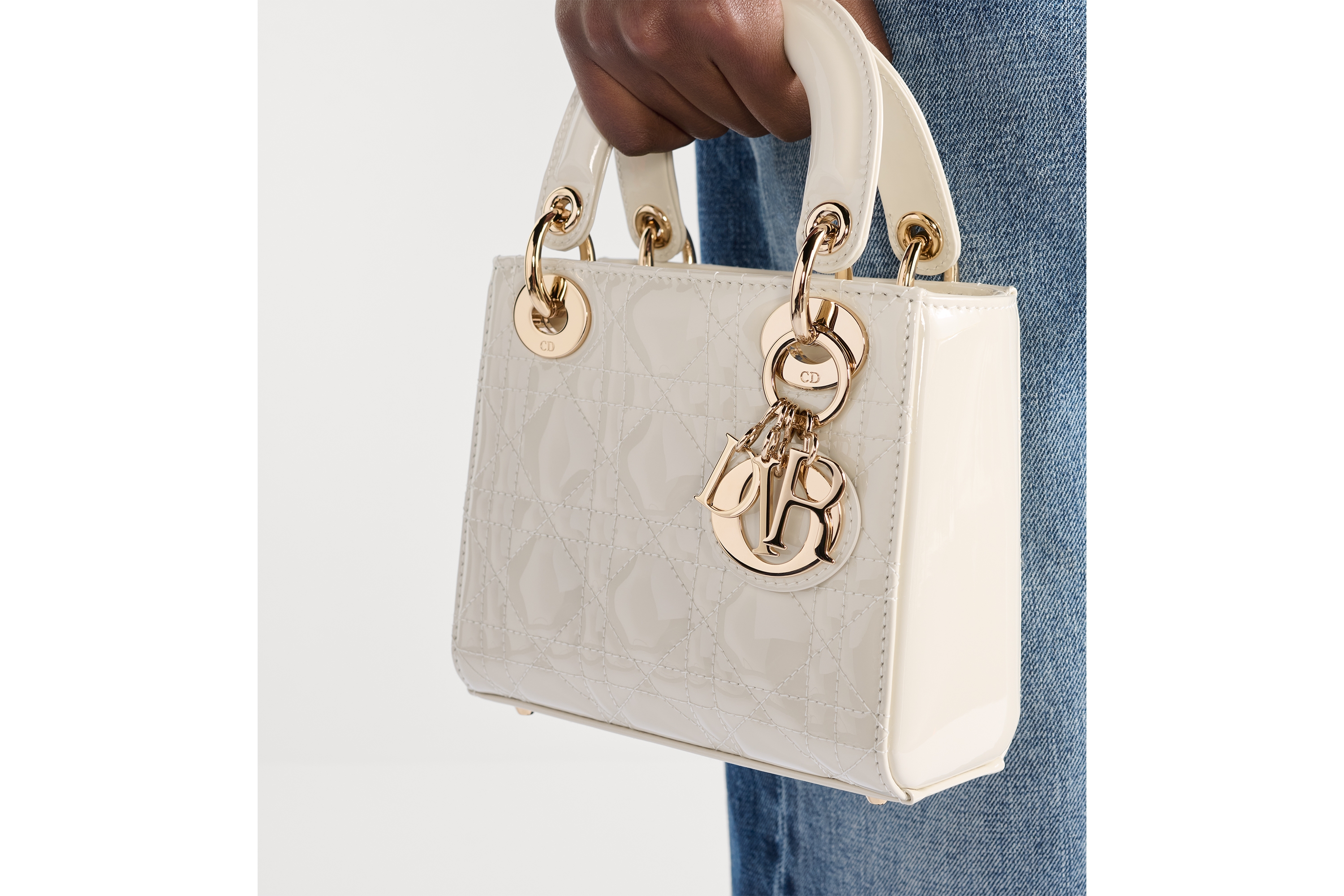 look_image_alt_prefix 迷你 Lady Dior 手袋 奶白色漆皮牛皮革藤格纹 E11