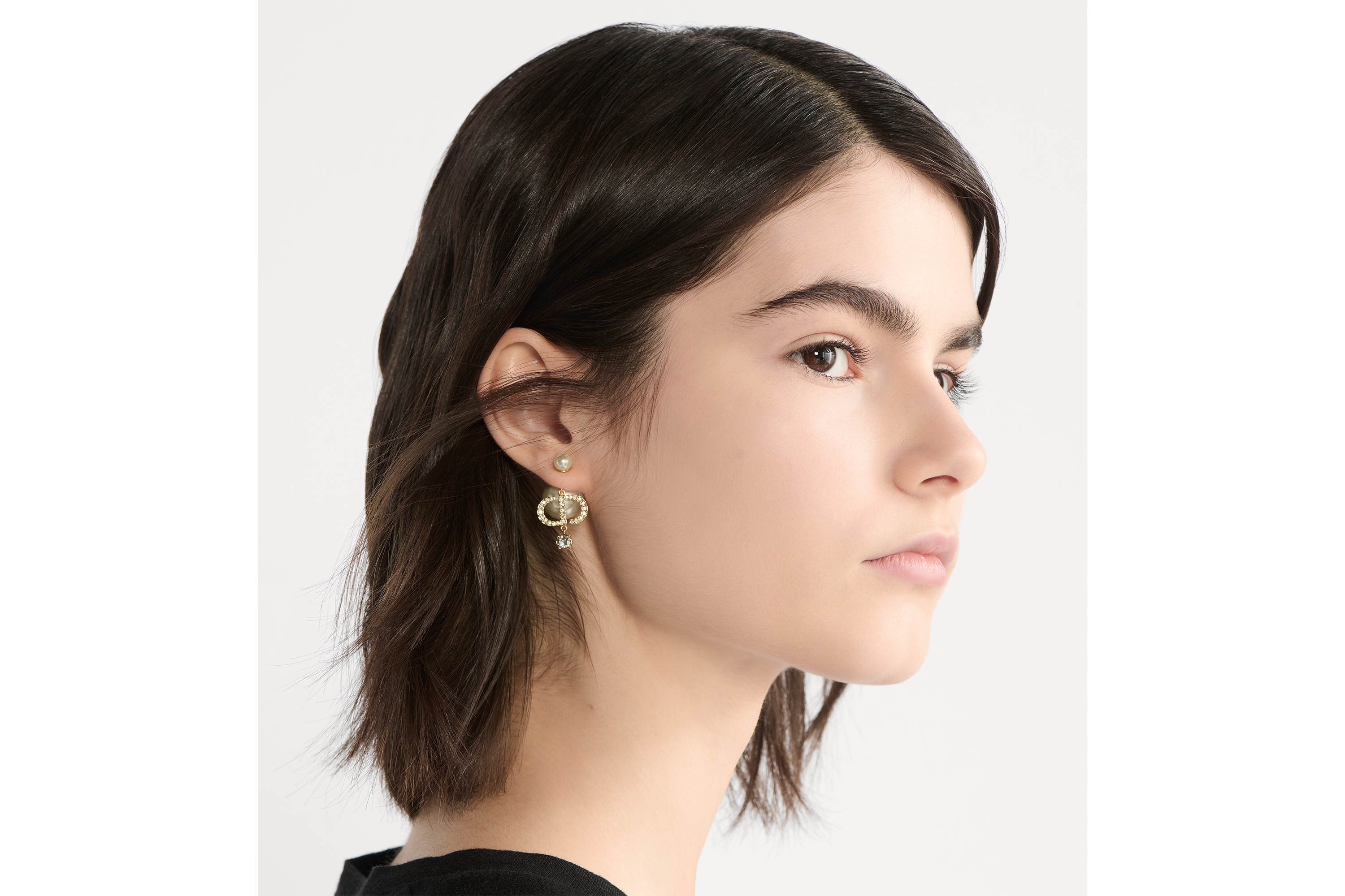 look_image_alt_prefix Dior Tribales 耳环 金色饰面金属、白色树脂珠饰和白色晶体装饰 E08