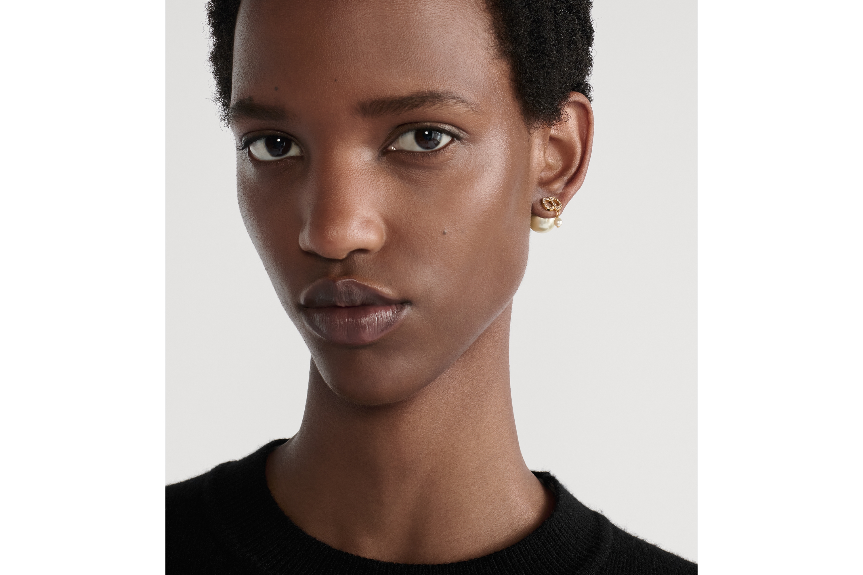 look_image_alt_prefix Dior Tribales 耳环 金色饰面金属、白色树脂珠饰和白色仿水晶装饰 E07