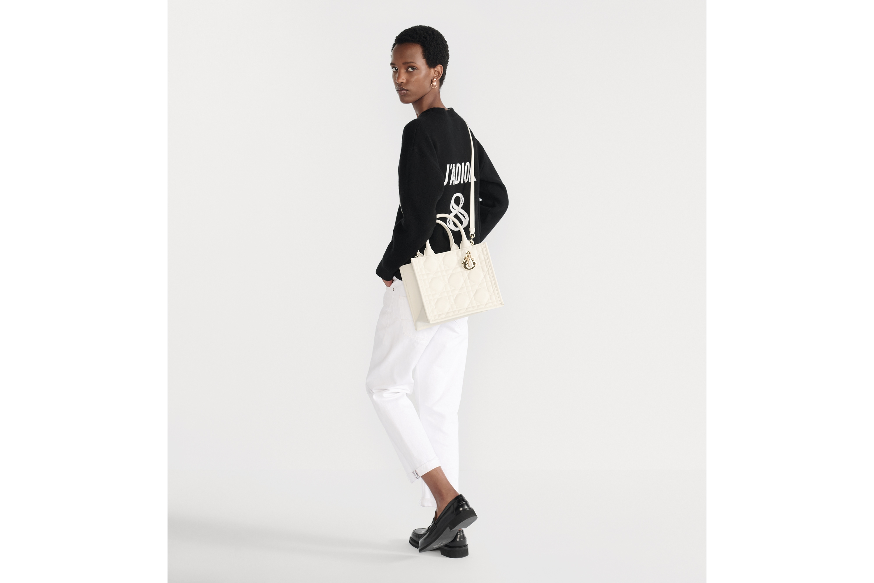 look_image_alt_prefix 小号 Book Tote 手袋 奶白色牛皮革超大藤格纹（26.5 x 22 x 14 厘米） E03