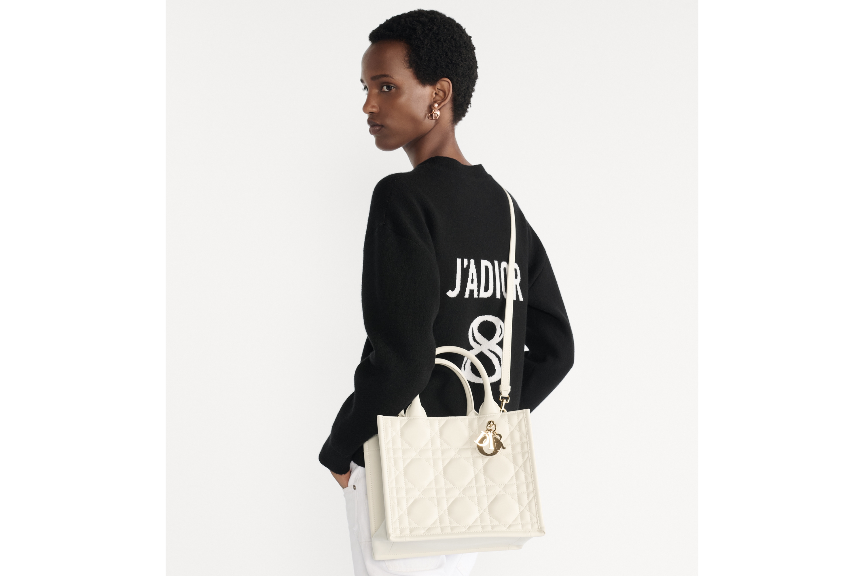 look_image_alt_prefix 小号 Book Tote 手袋 奶白色牛皮革超大藤格纹（26.5 x 22 x 14 厘米） E06