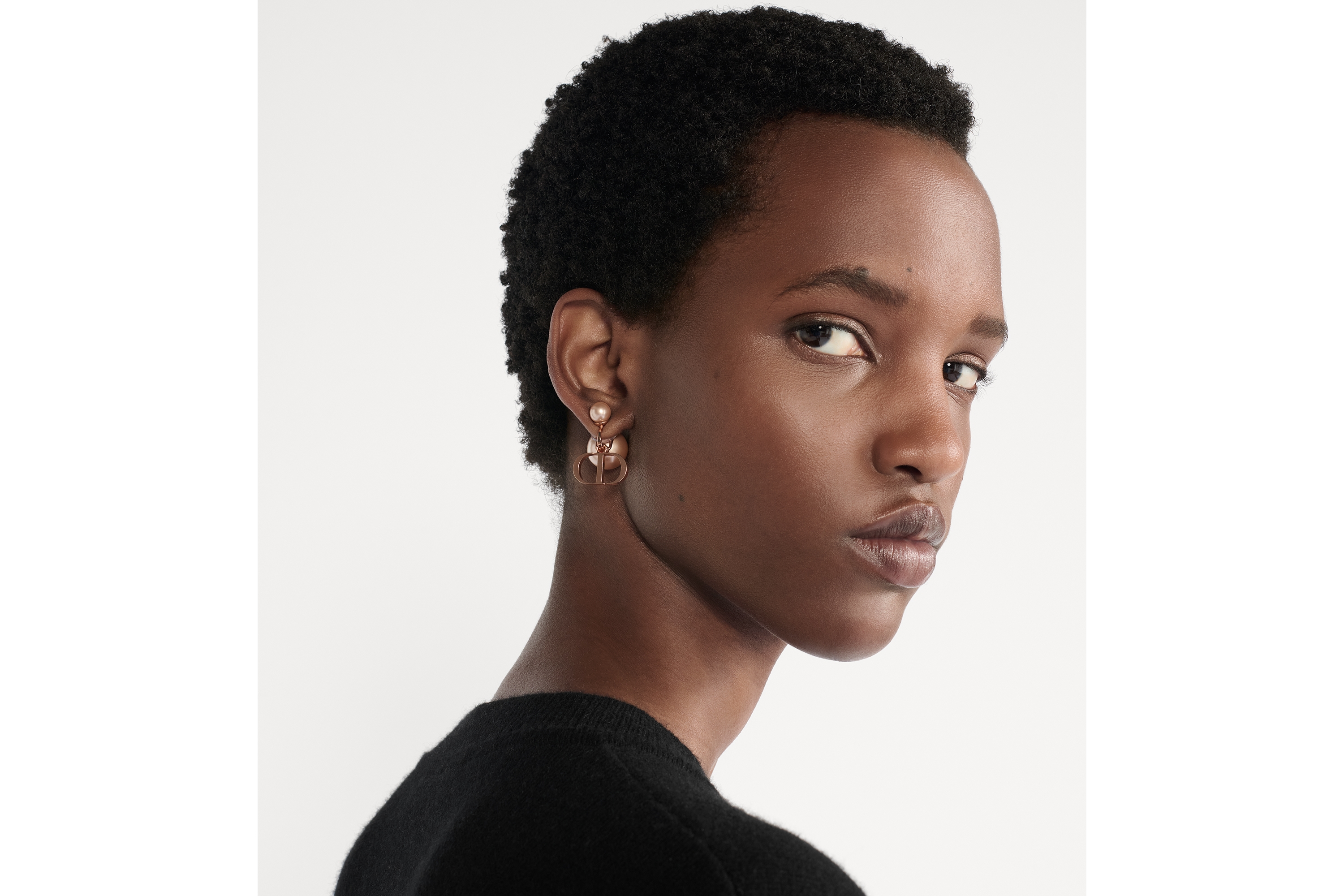 look_image_alt_prefix Dior Tribales 夹式耳环 粉色饰面金属和粉色树脂珠饰 E08