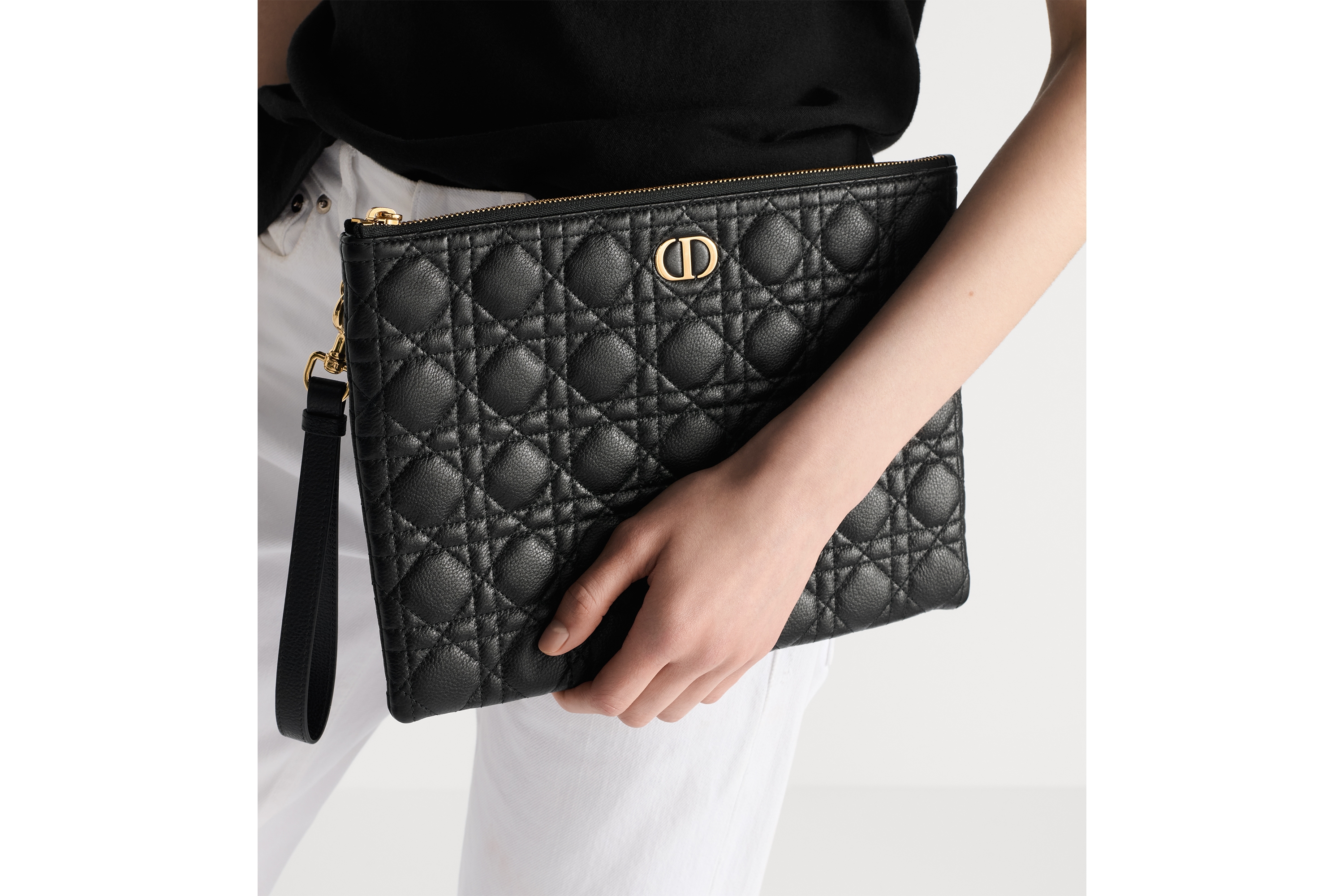 look_image_alt_prefix 大号 Dior Caro Daily 手拿包 黑色柔软牛皮革藤格纹 E10