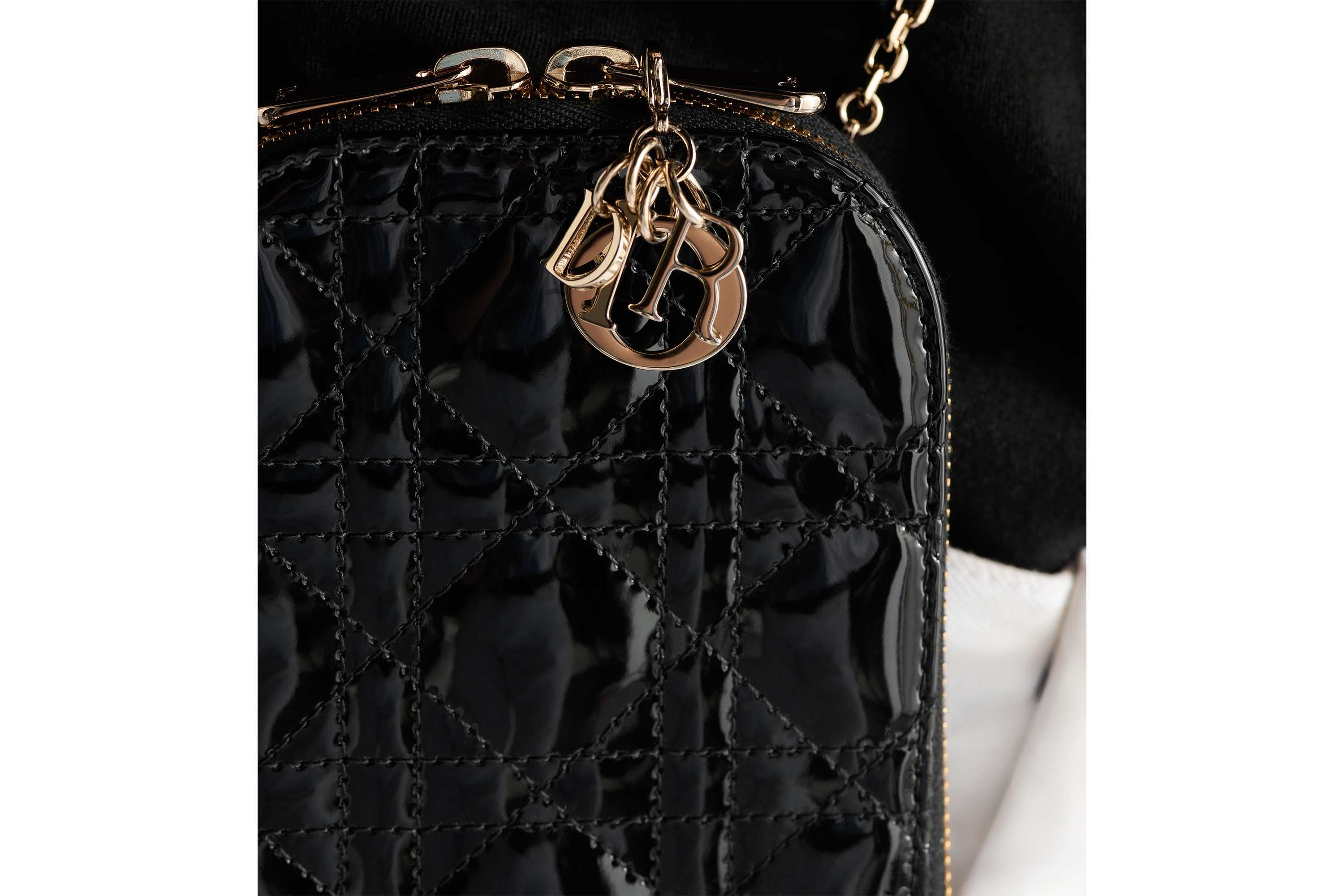 look_image_alt_prefix Lady Dior Call'in Dior 手机袋 黑色漆皮牛皮革藤格纹 E17