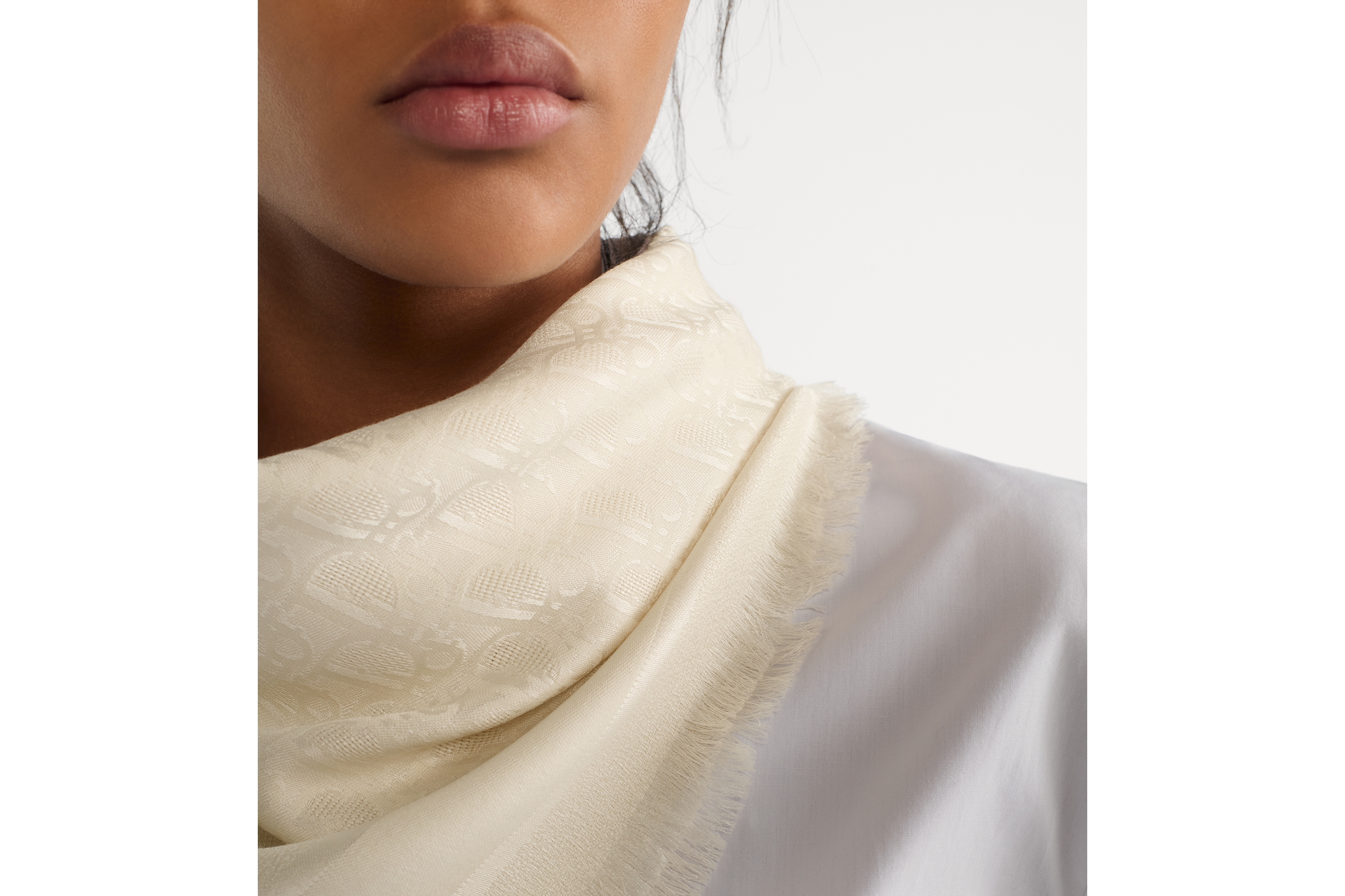 look_image_alt_prefix Dior 印花披肩 象牙色山羊绒和桑蚕丝混纺面料 Oblique 印花 E12