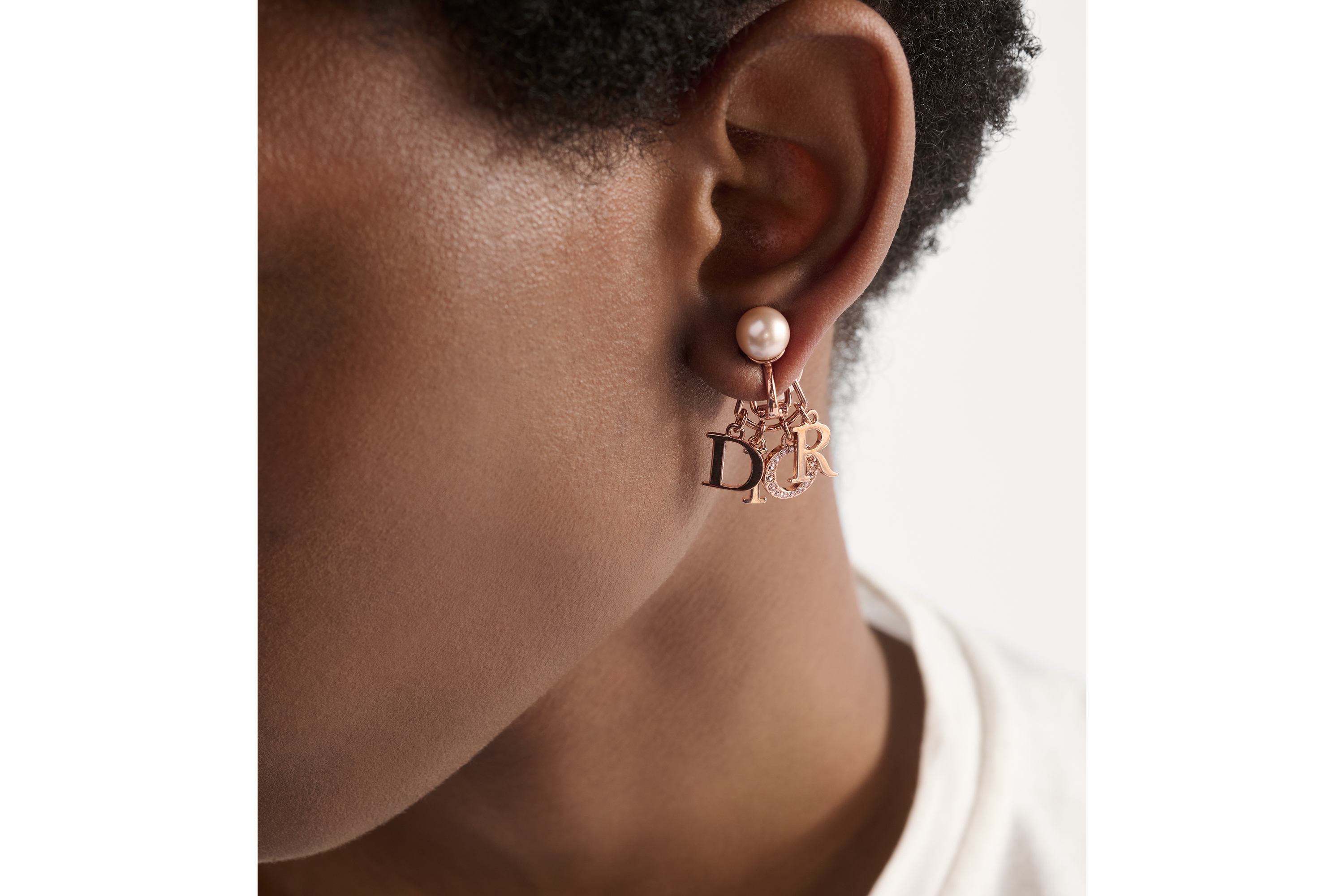 look_image_alt_prefix Dior Tribales 夹式耳环 粉色饰面金属，粉色树脂珠饰和粉色仿水晶装饰 E17