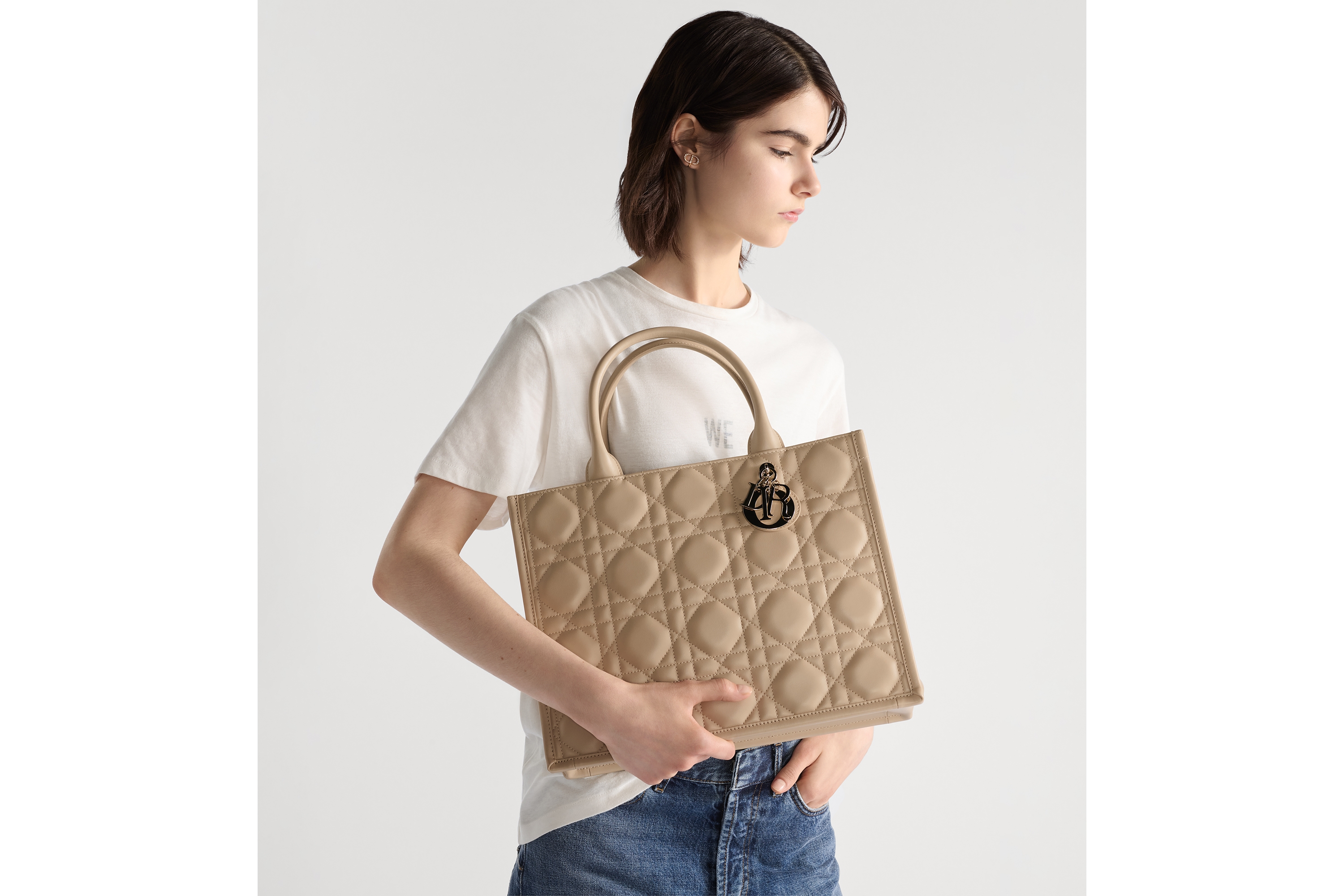 look_image_alt_prefix 中号 Book Tote 手袋 胭脂米色牛皮革超大藤格纹（36.5 x 28 x 16.5 厘米） E04