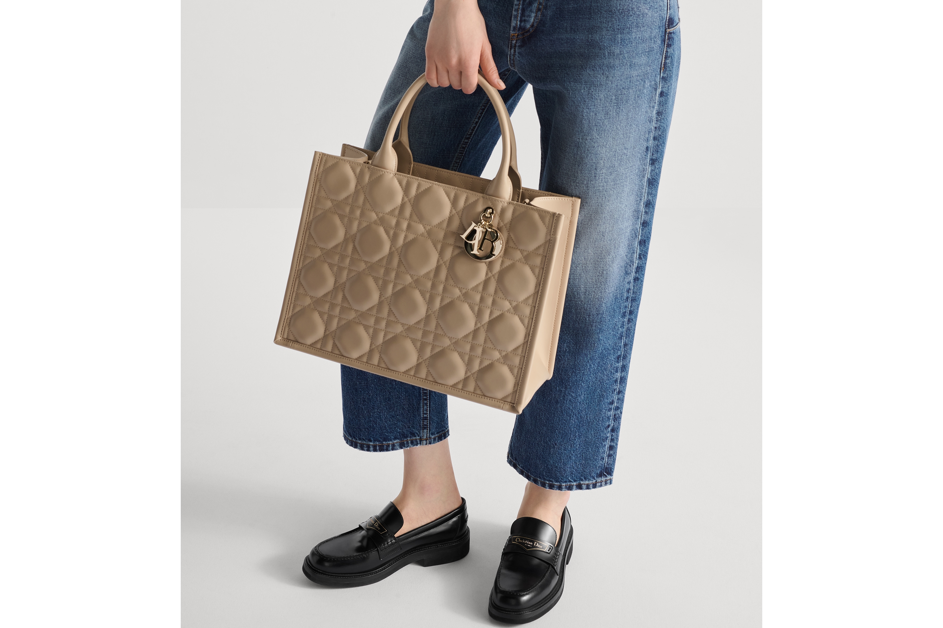 look_image_alt_prefix 中号 Book Tote 手袋 胭脂米色牛皮革超大藤格纹（36.5 x 28 x 16.5 厘米） E11