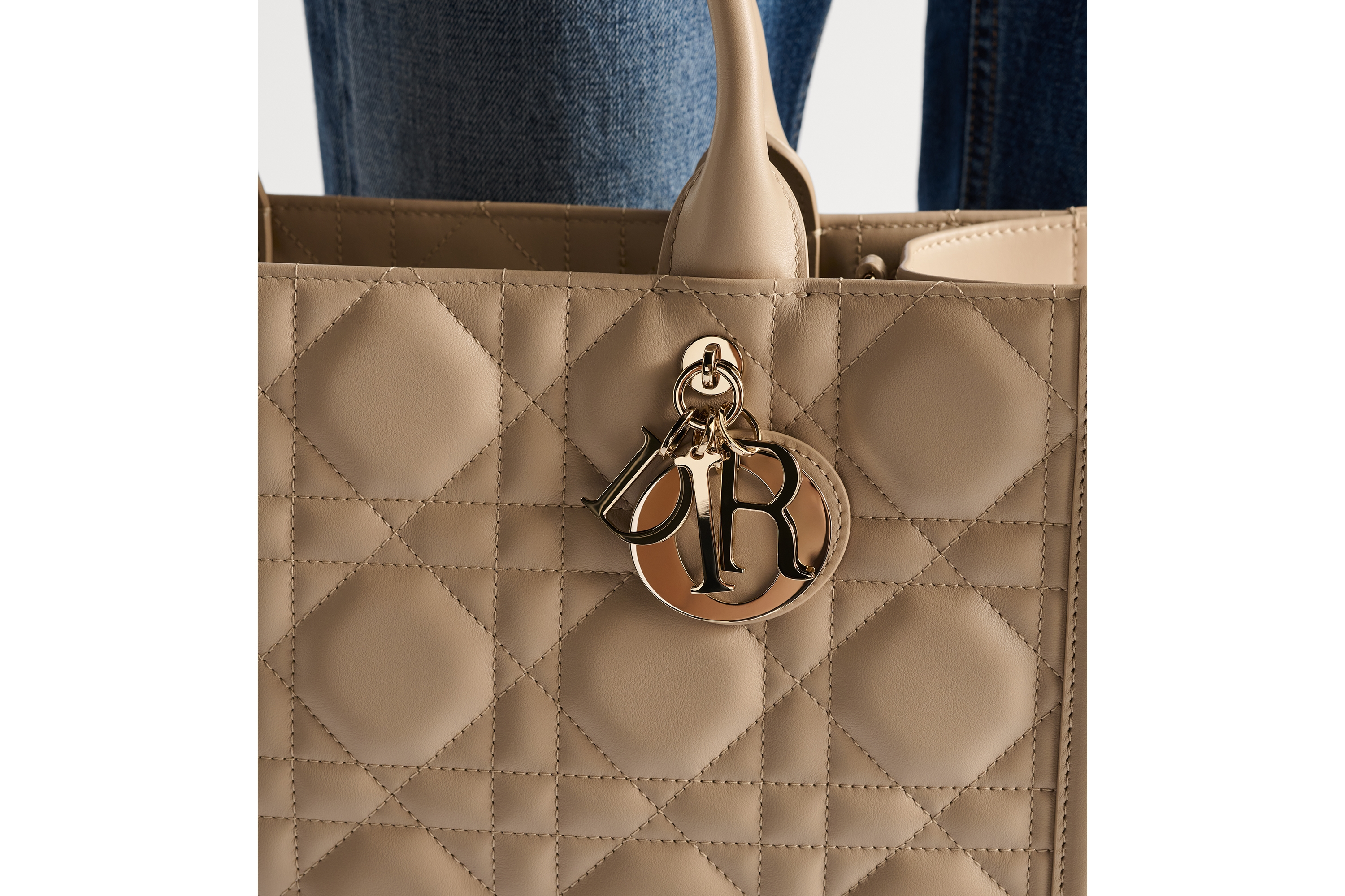 look_image_alt_prefix 中号 Book Tote 手袋 胭脂米色牛皮革超大藤格纹（36.5 x 28 x 16.5 厘米） E17