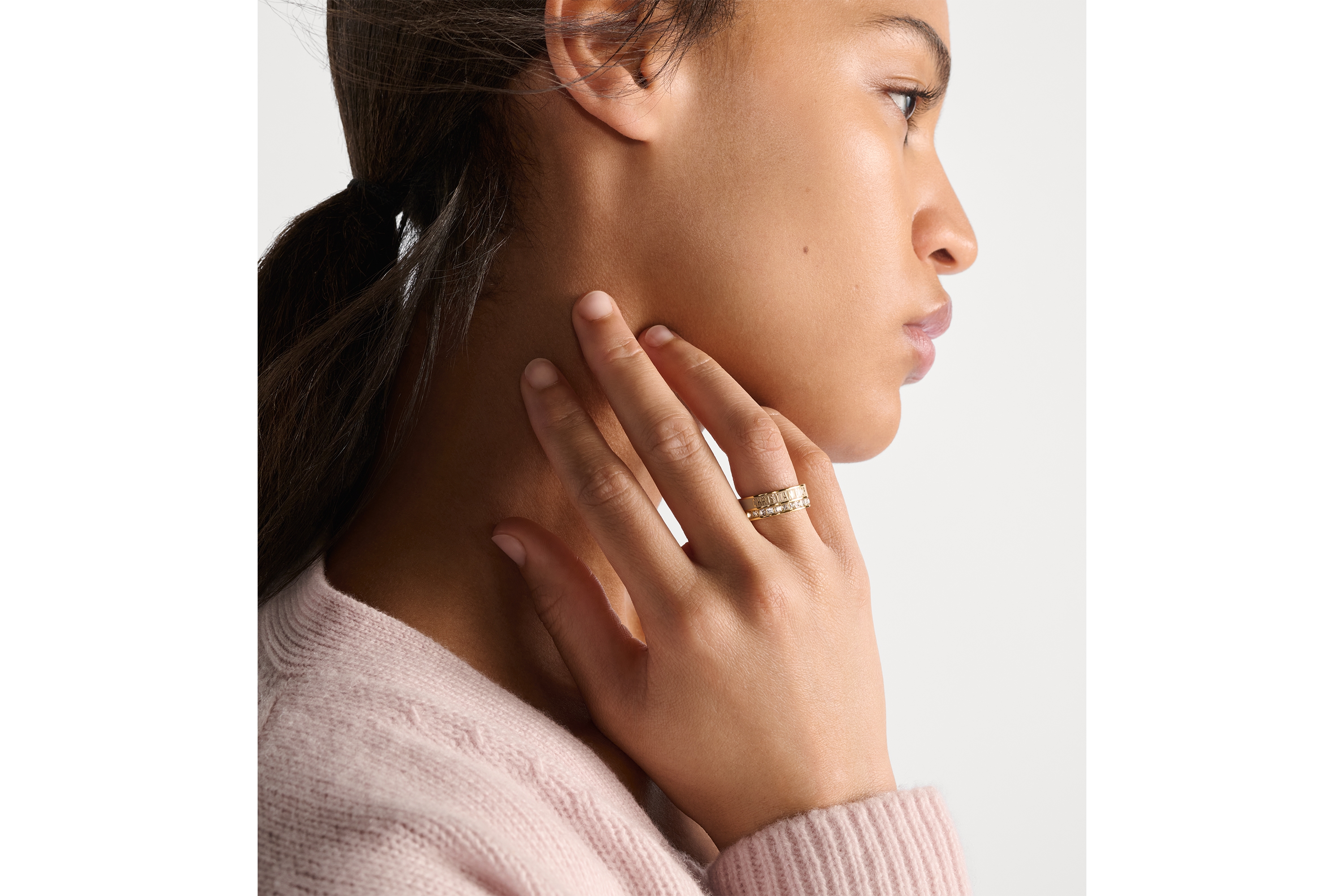 look_image_alt_prefix Dior Night Code 戒指 金色饰面金属、白色晶体和胭脂米色涂漆装饰 E11