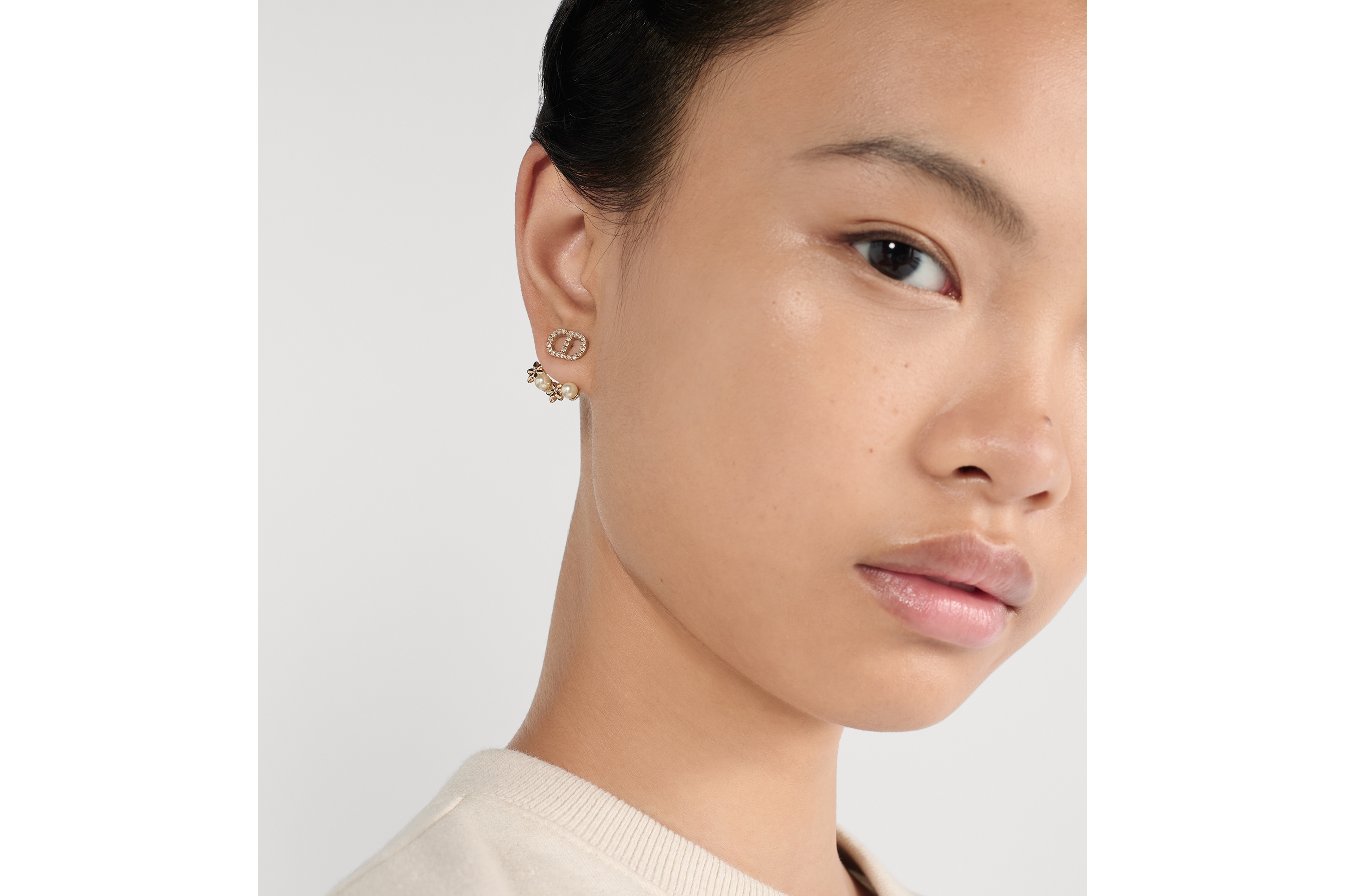 Petit CD Daisy 耳环 浅金色饰面金属、白色树脂珠饰和银色调晶体装饰 E08