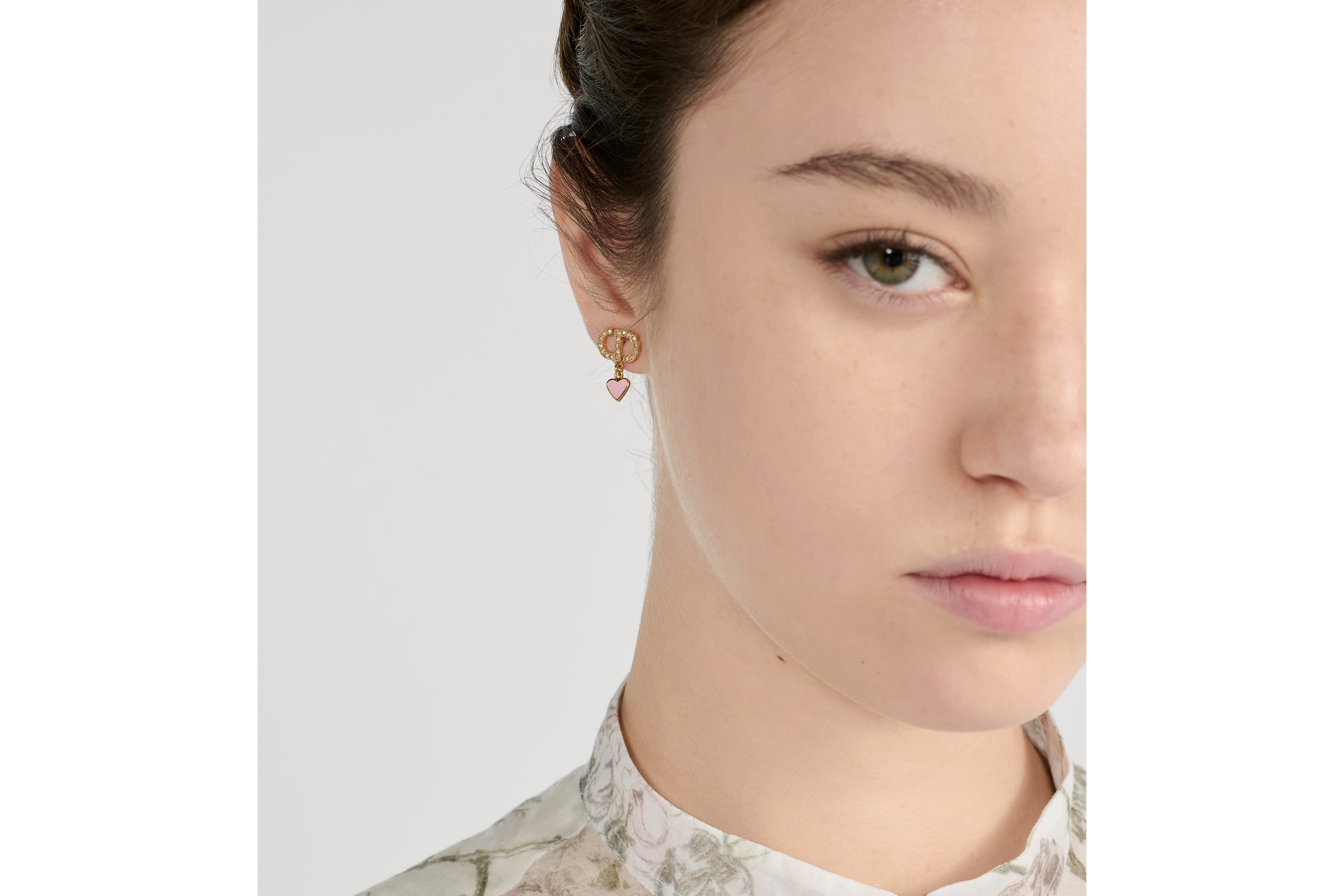 Dioramour 耳环 金色饰面金属、银色调晶体和马卡龙粉色涂漆装饰 E08