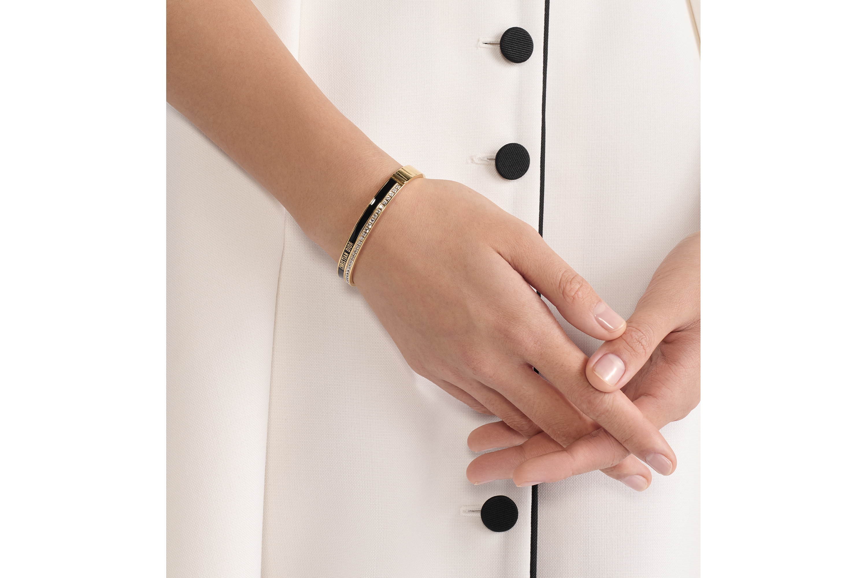 Dior Night Code 手镯 金色饰面金属、闪亮晶体和黑色涂漆装饰 E11